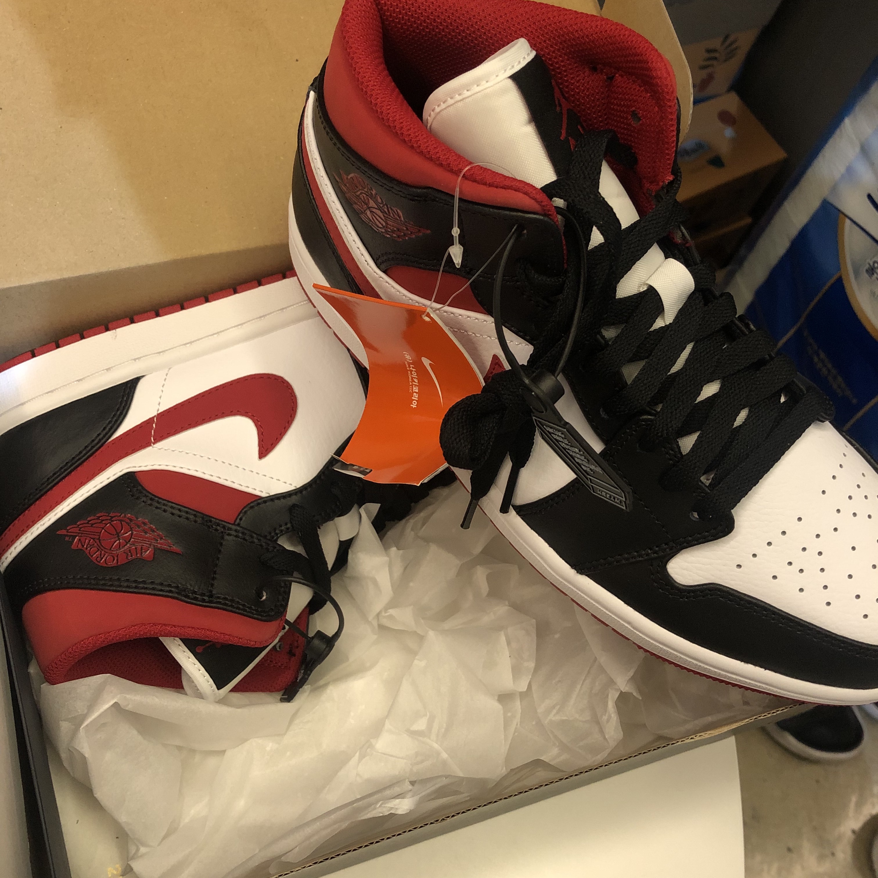 Jordan 1 Mid Gym Red Black White 착용 스타일 - 1