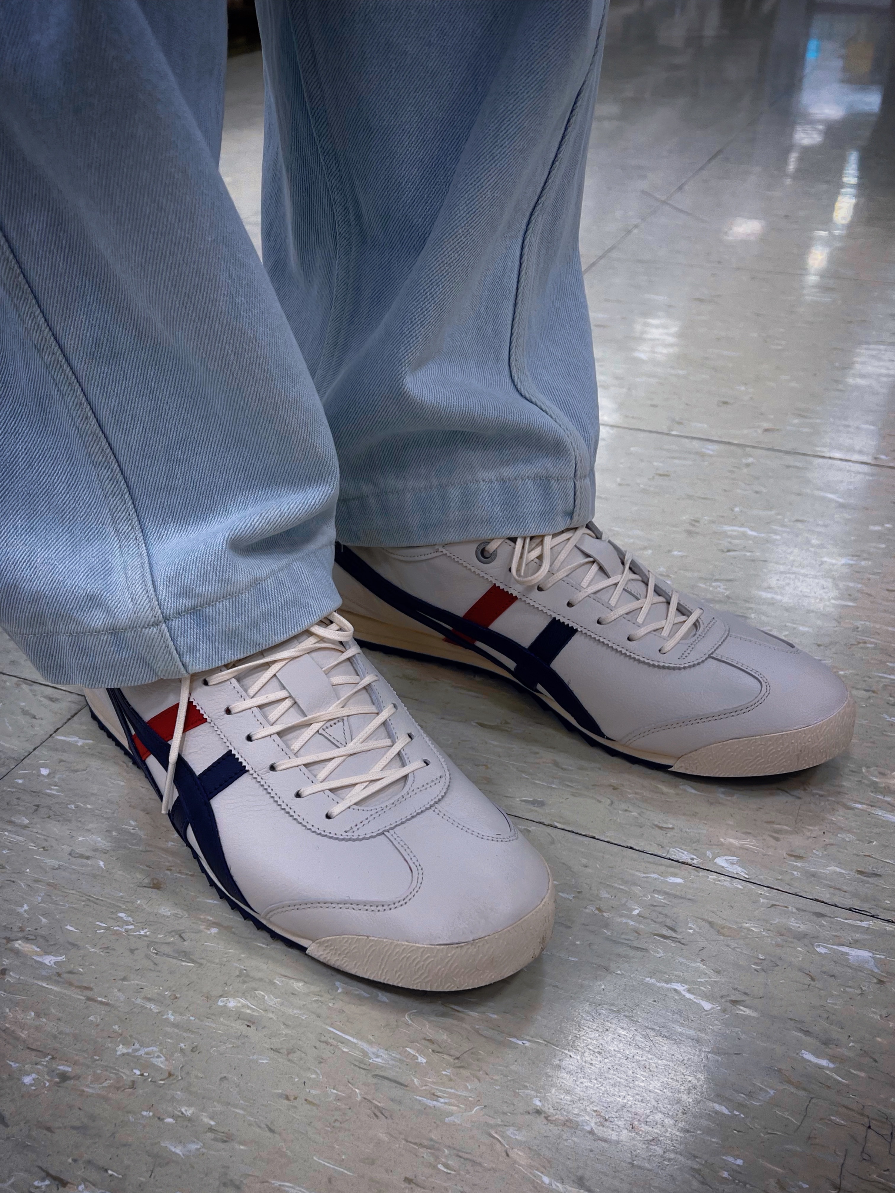 Onitsuka Tiger Mexico 66 SD Cream Peacoat, Maison Kitsune Dressed Fox Relaxed Hoodie Black 착용 스타일 - 1
