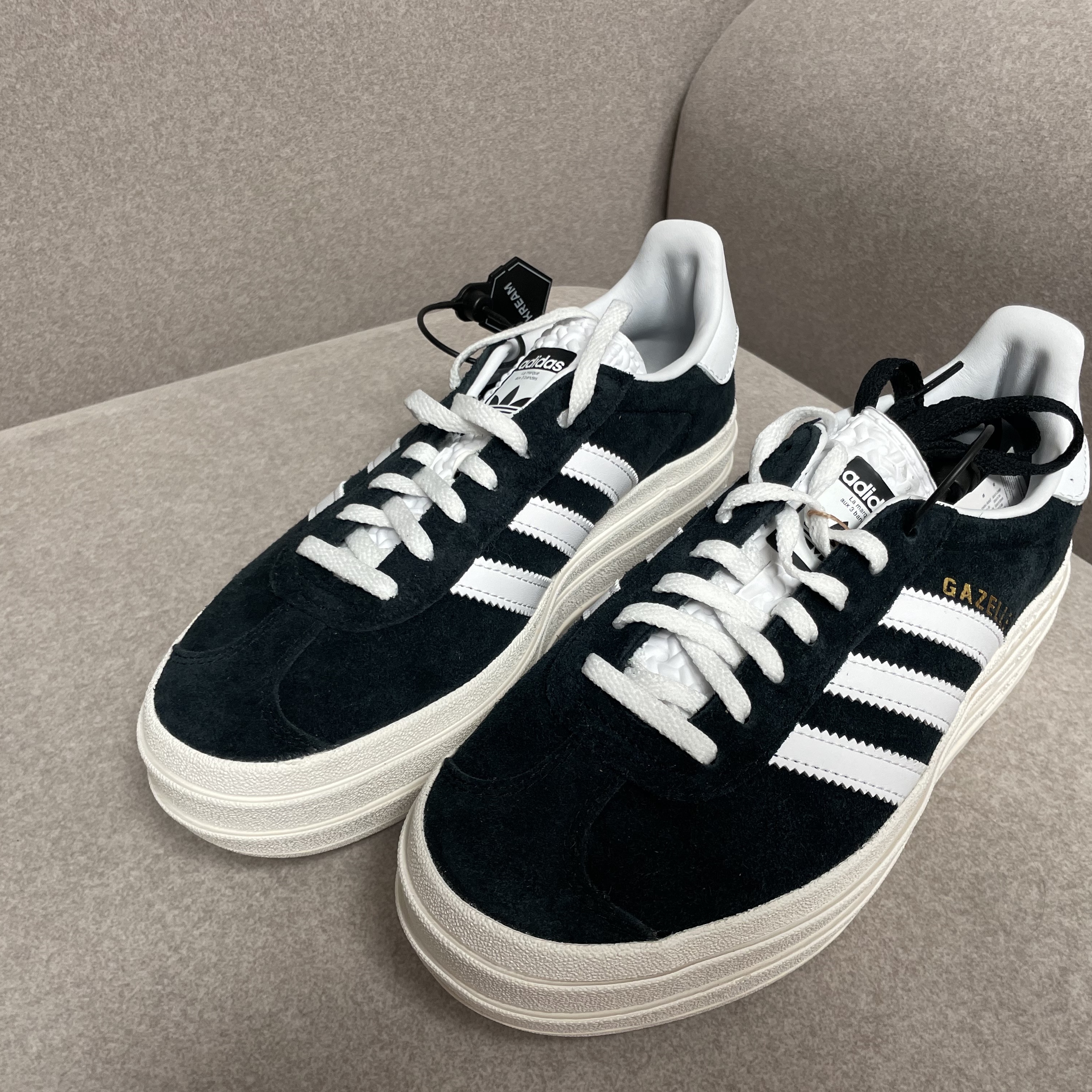 (W) Adidas Gazelle Bold Core Black Cloud White 착용 스타일 - 3