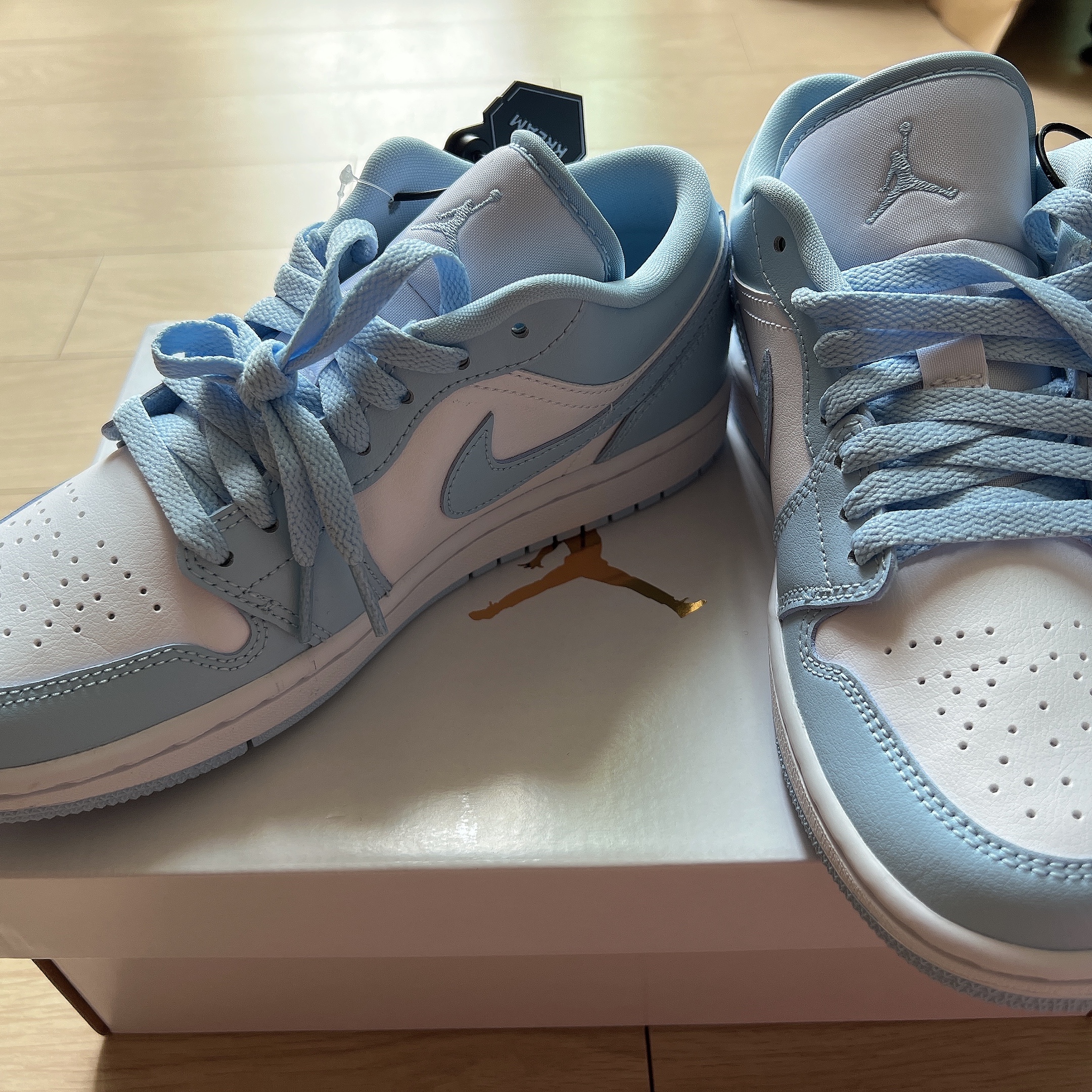 (W) Jordan 1 Low White Ice Blue, (GS) Nike Court Borough 2 SE White Pink Foam 착용 스타일 - 1