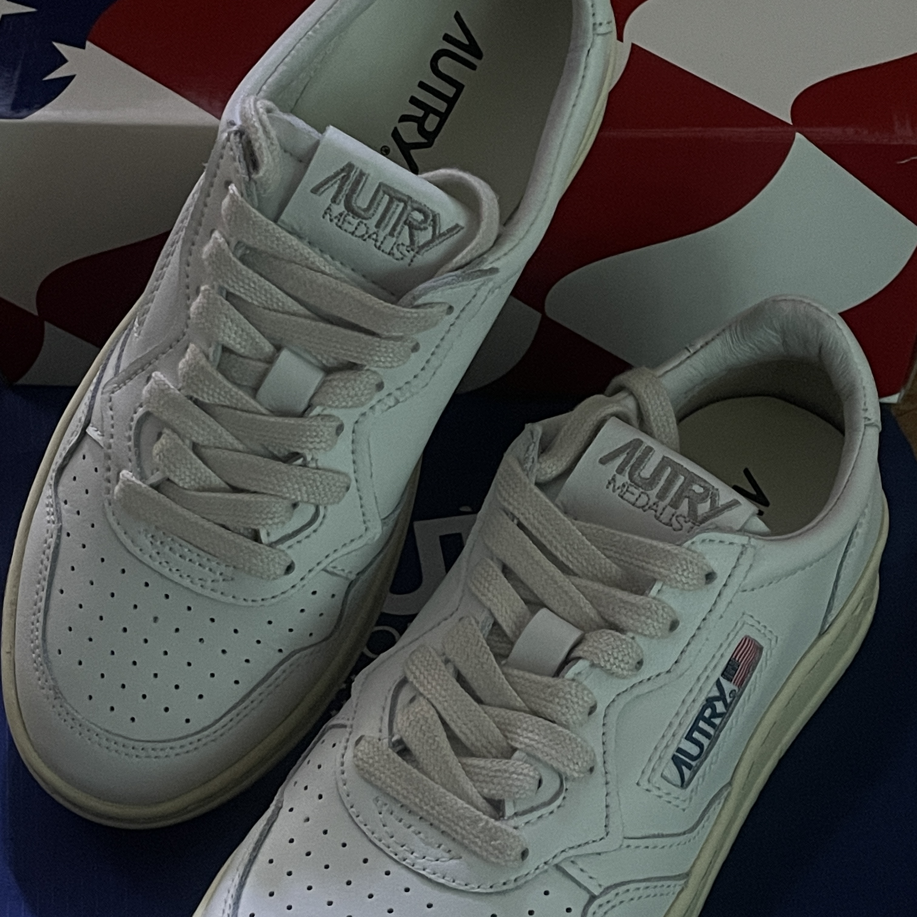 (W) Autry Medalist Low Leather Sneakers White 착용 스타일