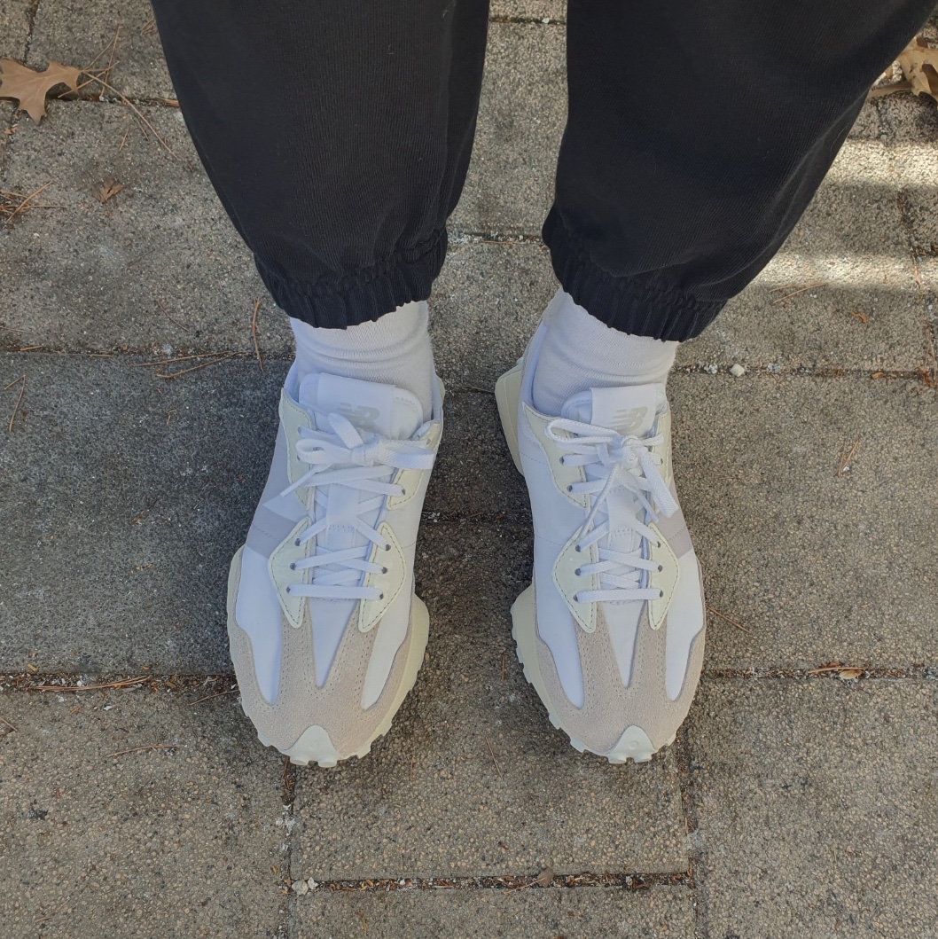 (W) New Balance 327 White Moonbeam 착용 스타일