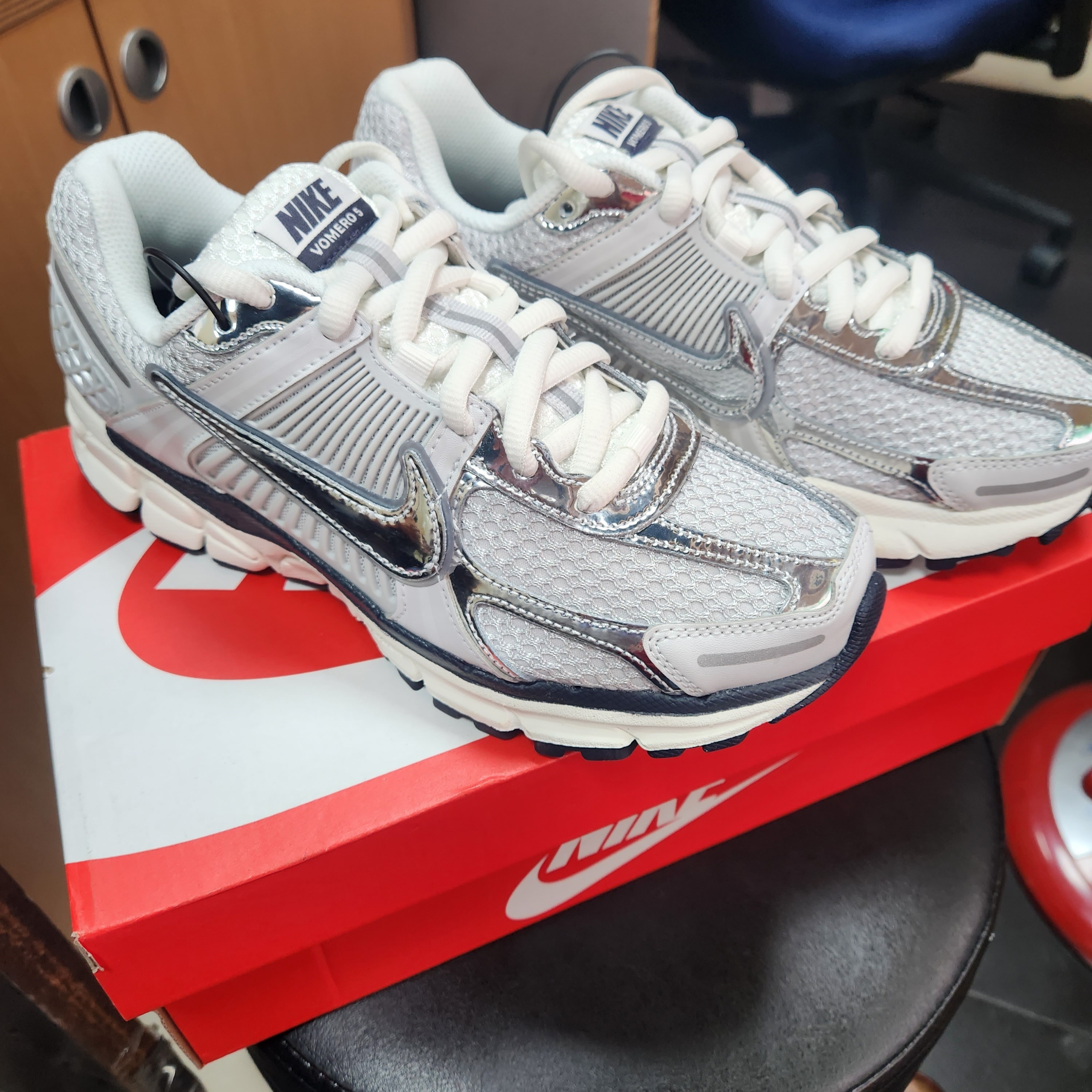 (W) Nike Zoom Vomero 5 Photon Dust and Metallic Silver 착용 스타일