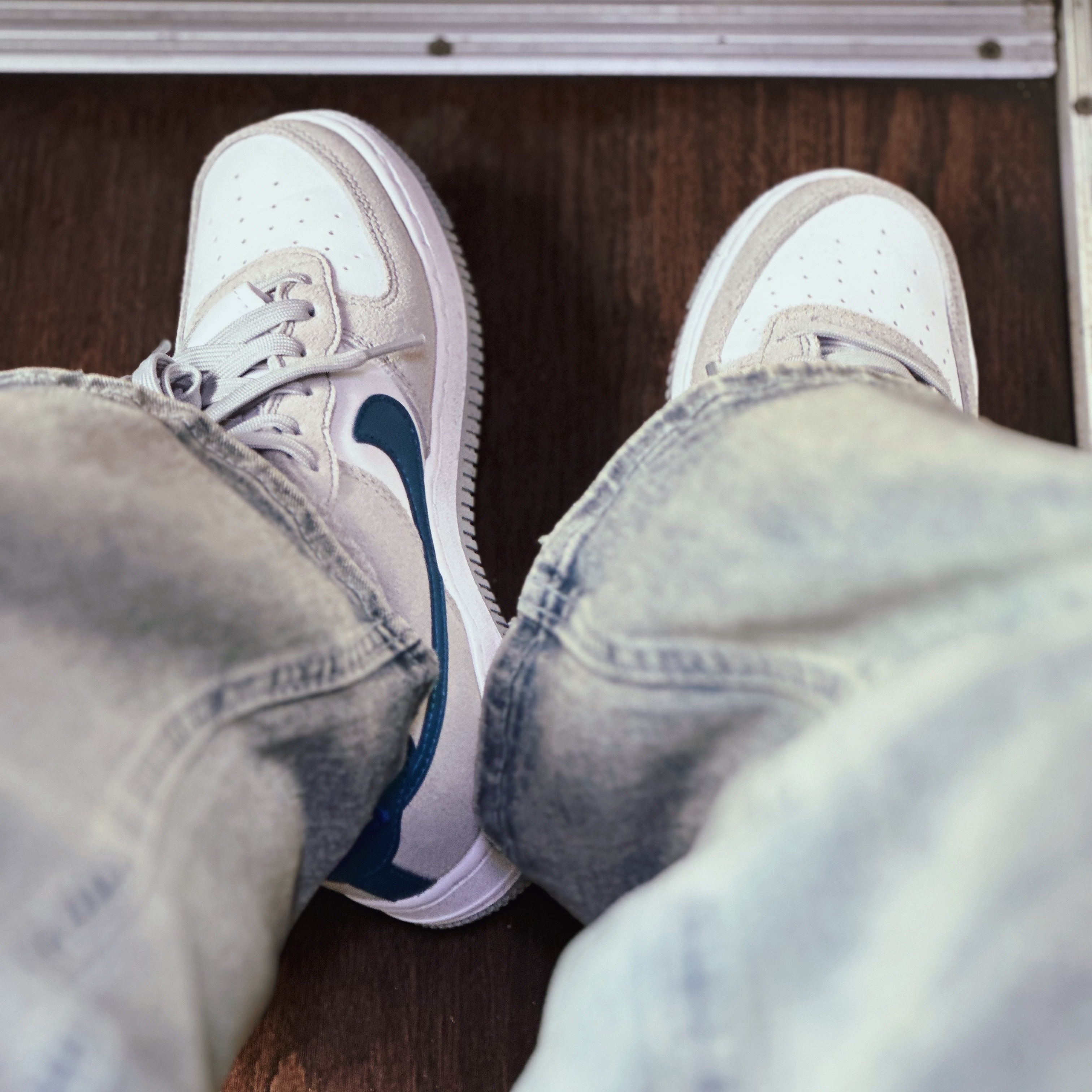 (GS) Nike Air Force 1 LV8 Athletic Club Light Smoke Grey Marina 착용 스타일