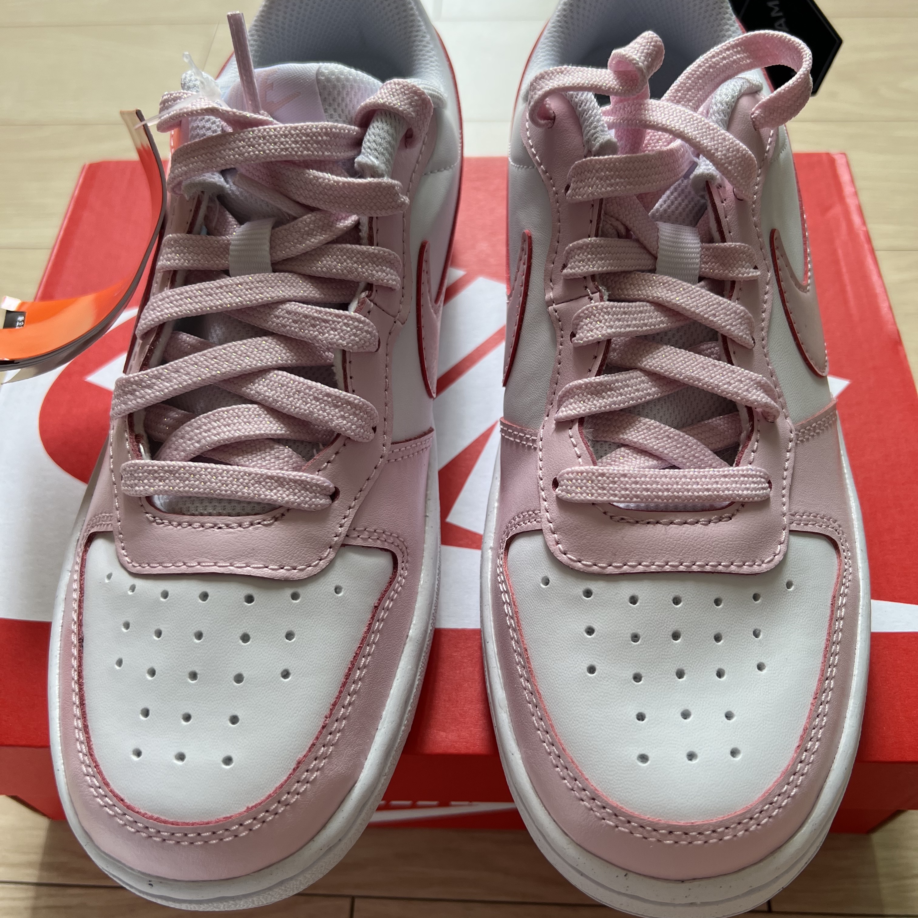 (GS) Nike Court Borough 2 SE White Pink Foam, (W) Jordan 1 Low White Ice Blue 착용 스타일 - 1