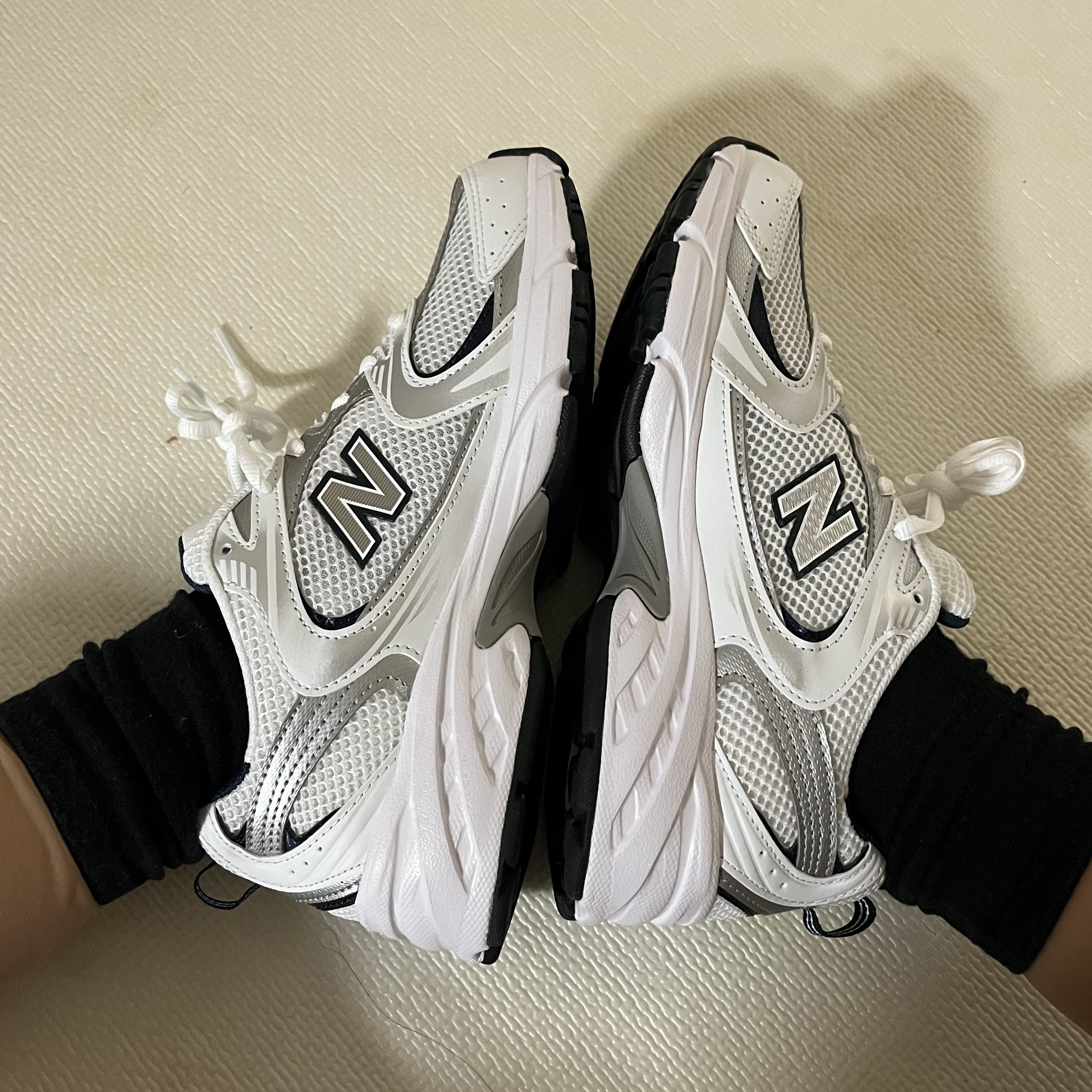 New Balance 530 White 착용 스타일 - 2