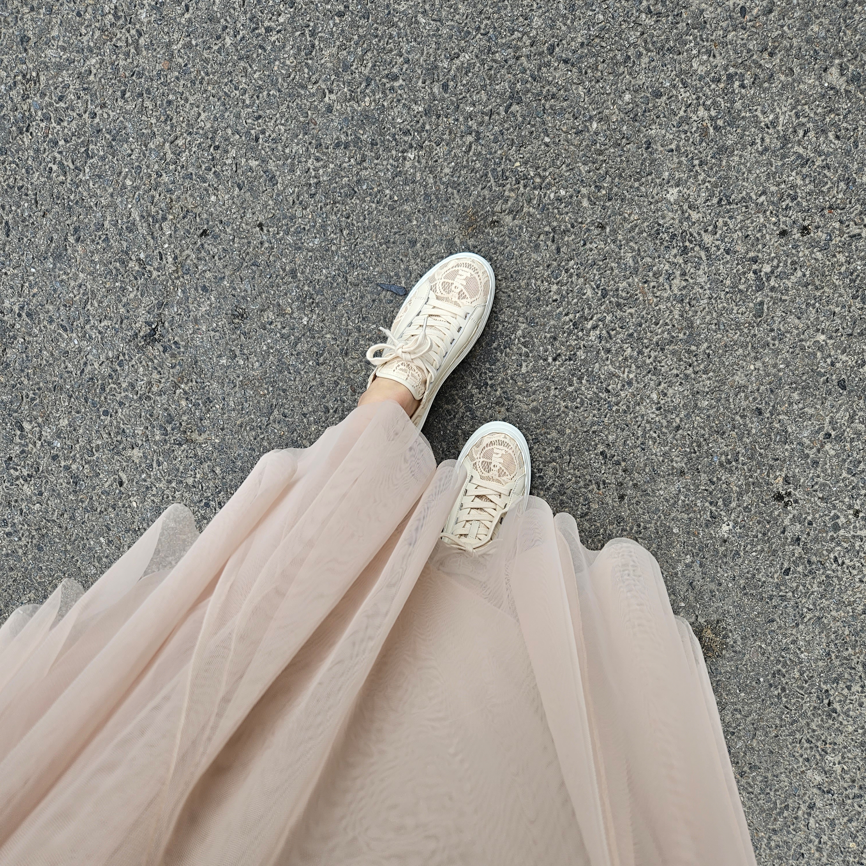 (W) Chloe Lauren Sneakers Mild Beige 착용 스타일