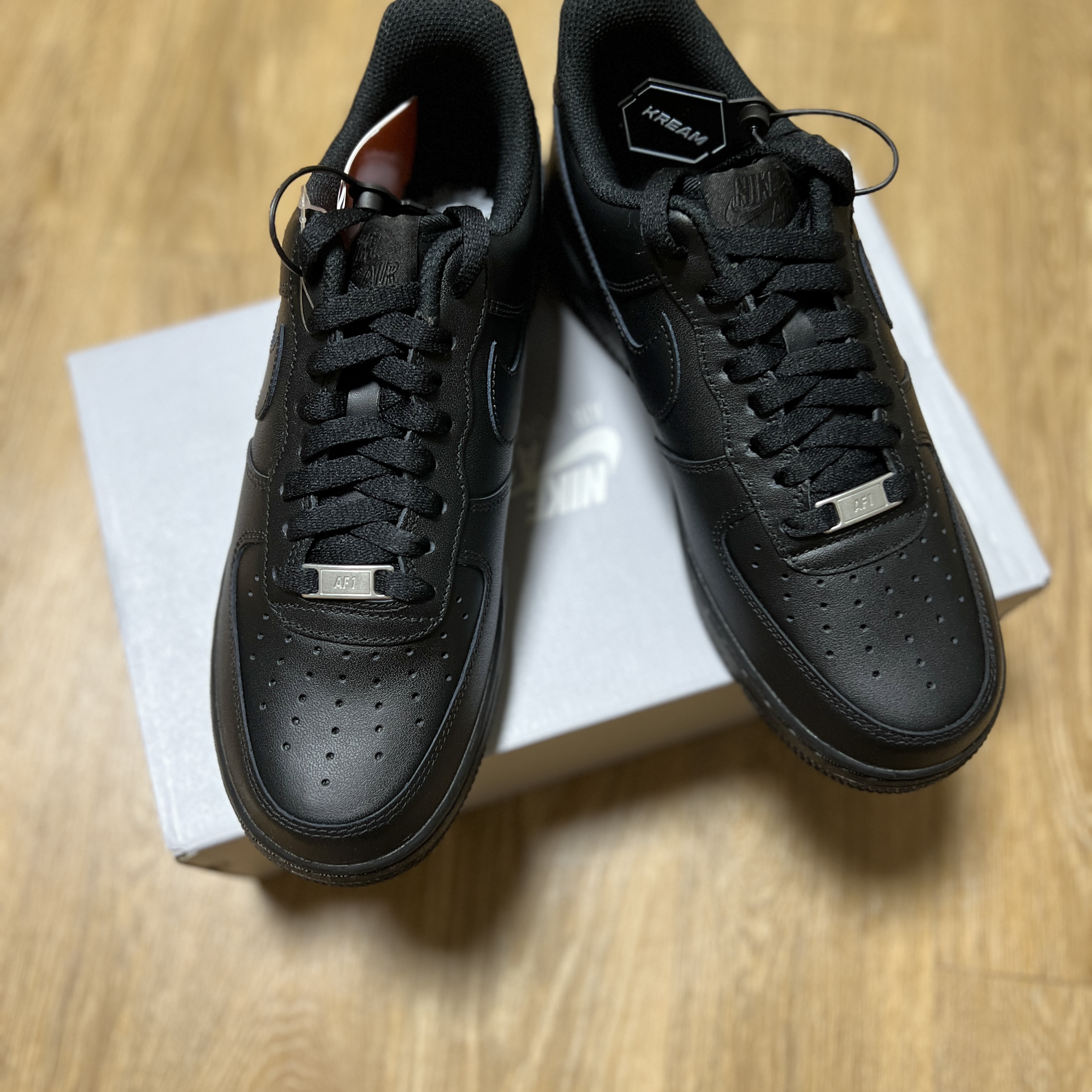 Nike Air Force 1 '07 Low Triple Black 착용 스타일 - 3