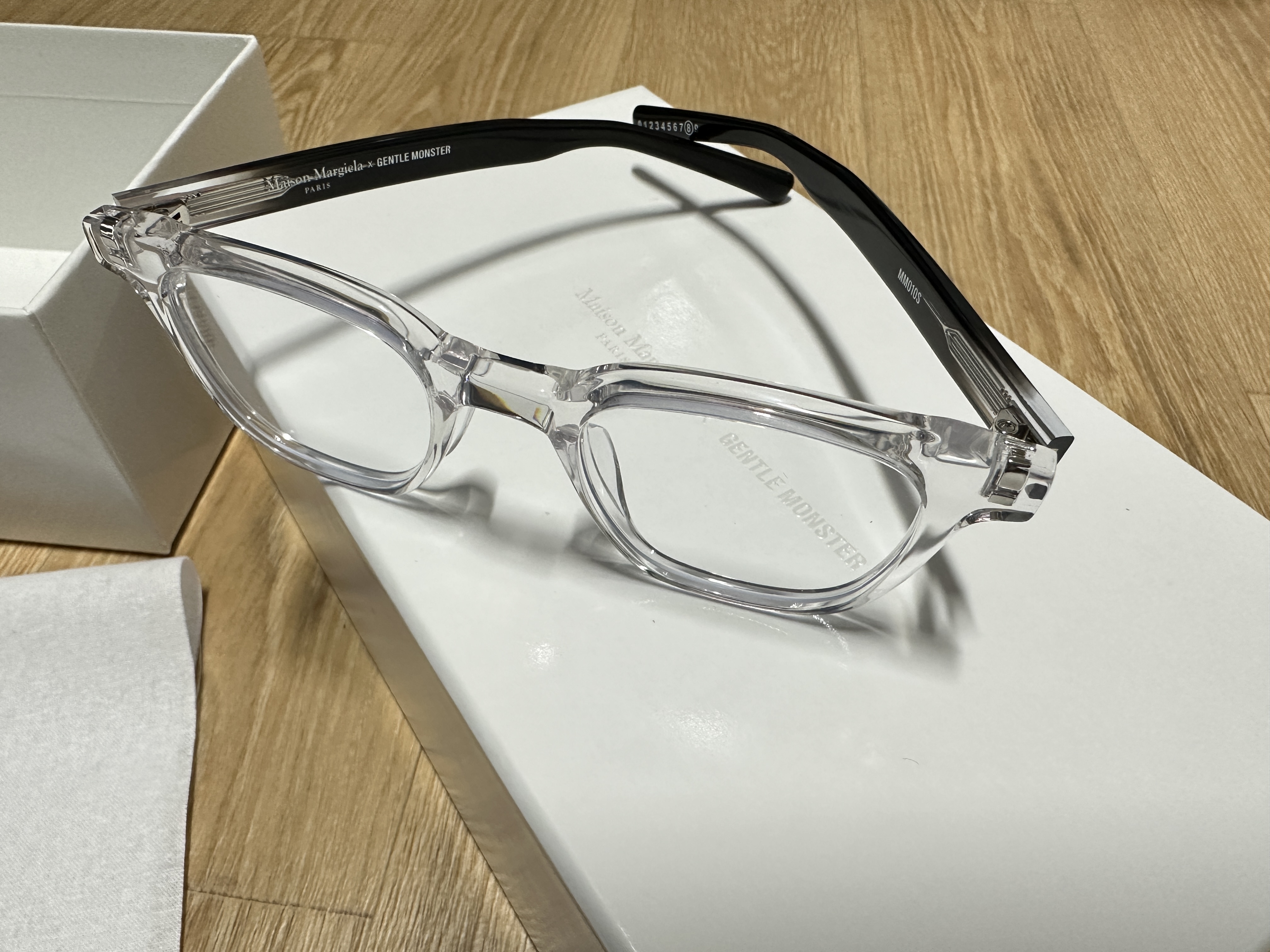 Gentle Monster x Maison Margiela MM010S Clear Black Gradient 착용 스타일 - 4