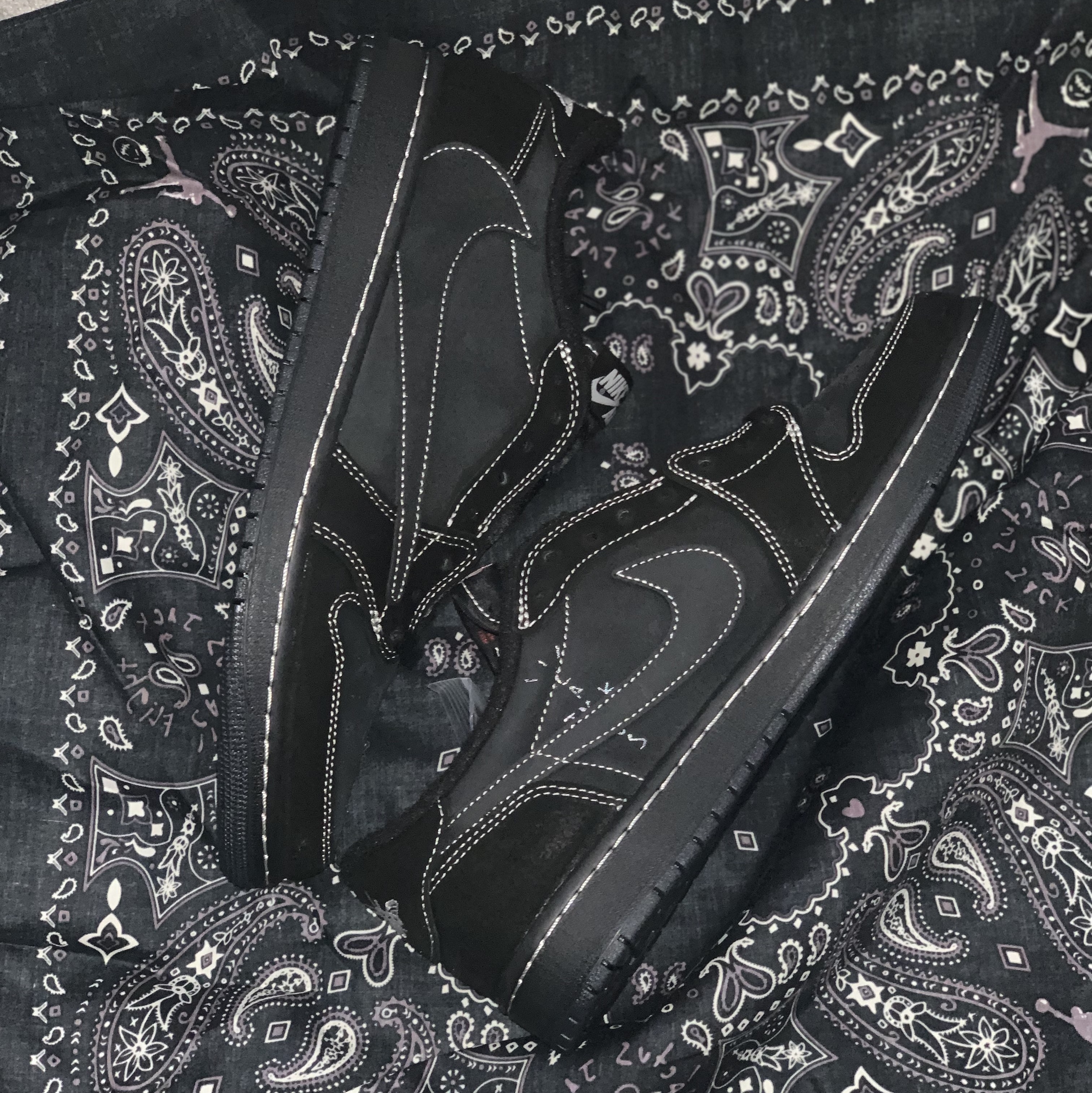 Jordan 1 x Travis Scott Retro Low OG SP Black Phantom 착용 스타일