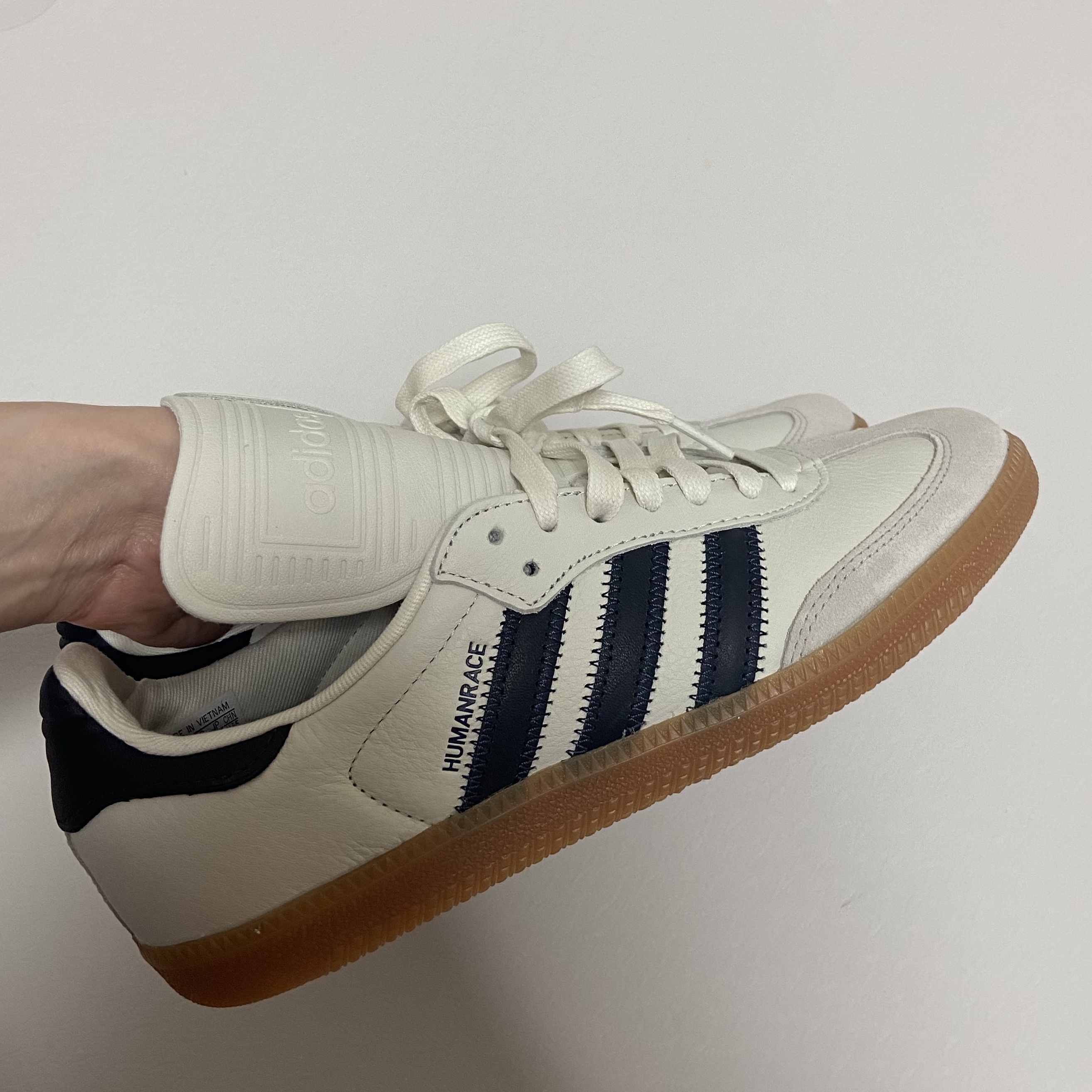 Adidas x Pharrell Williams Humanrace Samba Cloud White Night Grey 착용 스타일 - 4