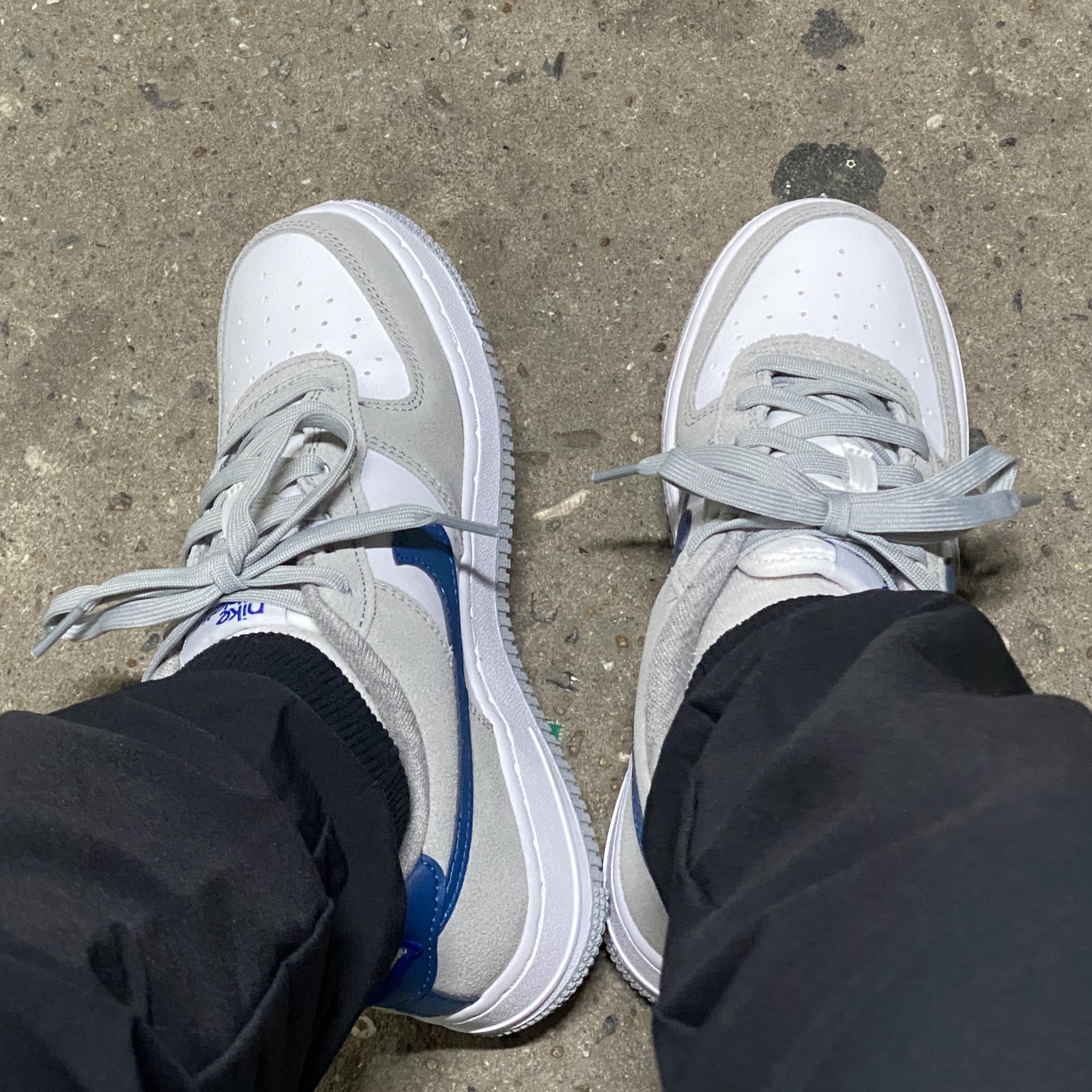 (GS) Nike Air Force 1 LV8 Athletic Club Light Smoke Grey Marina 착용 스타일