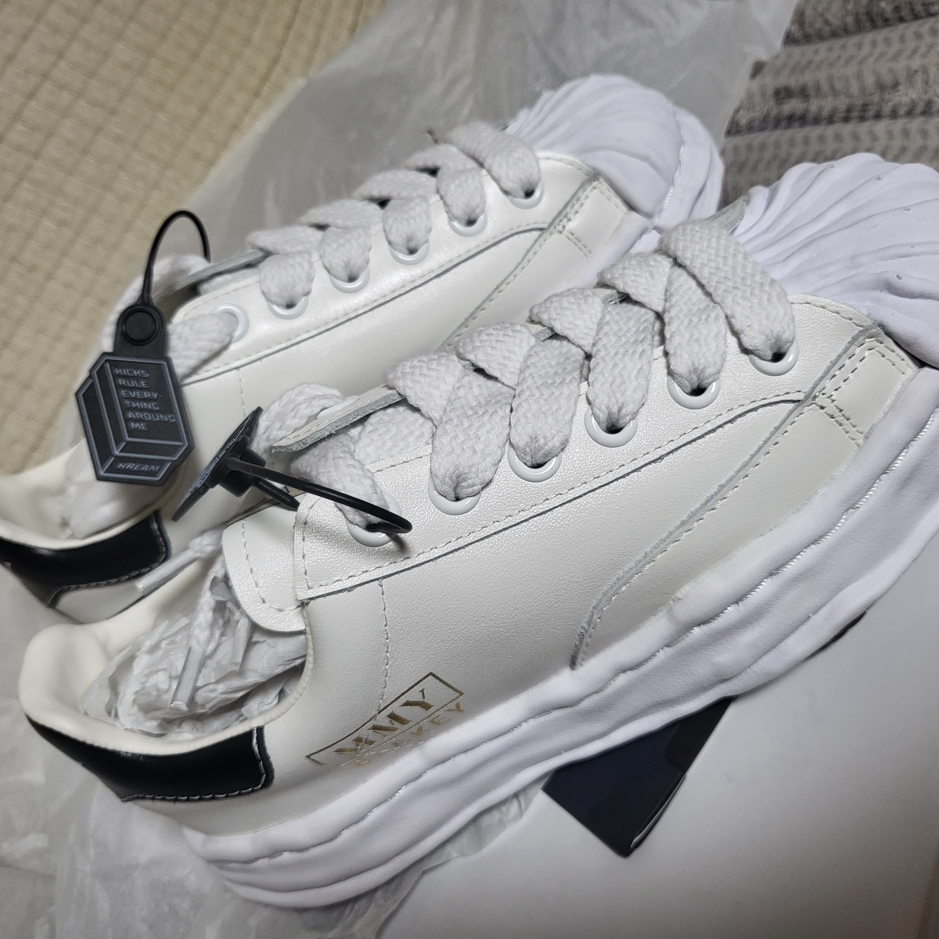 Maison Mihara Yasuhiro Blakey OG Sole Leather Low-top Sneakers White 착용 스타일