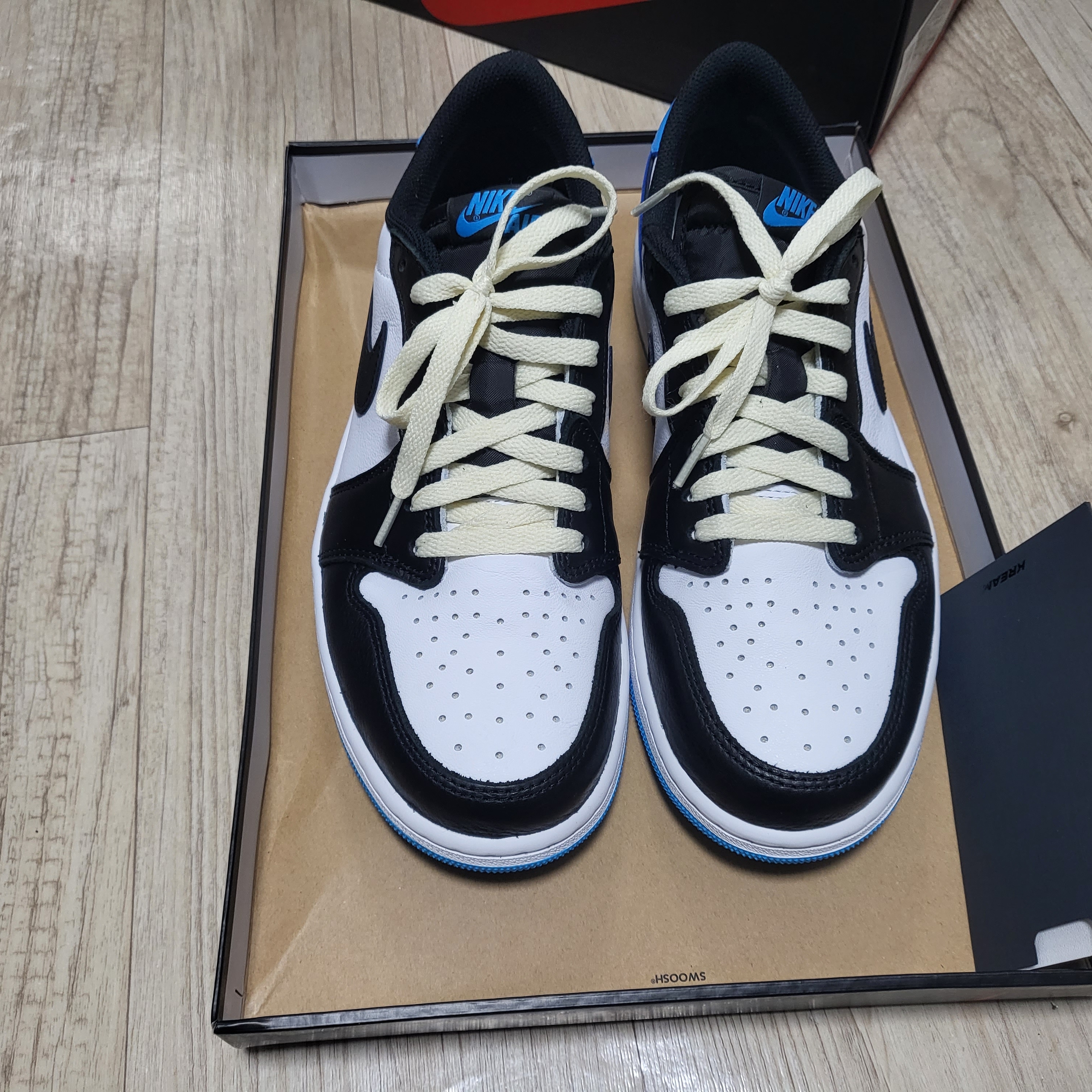 Jordan 1 Retro Low OG Black and Dark Powder Blue 착용 스타일