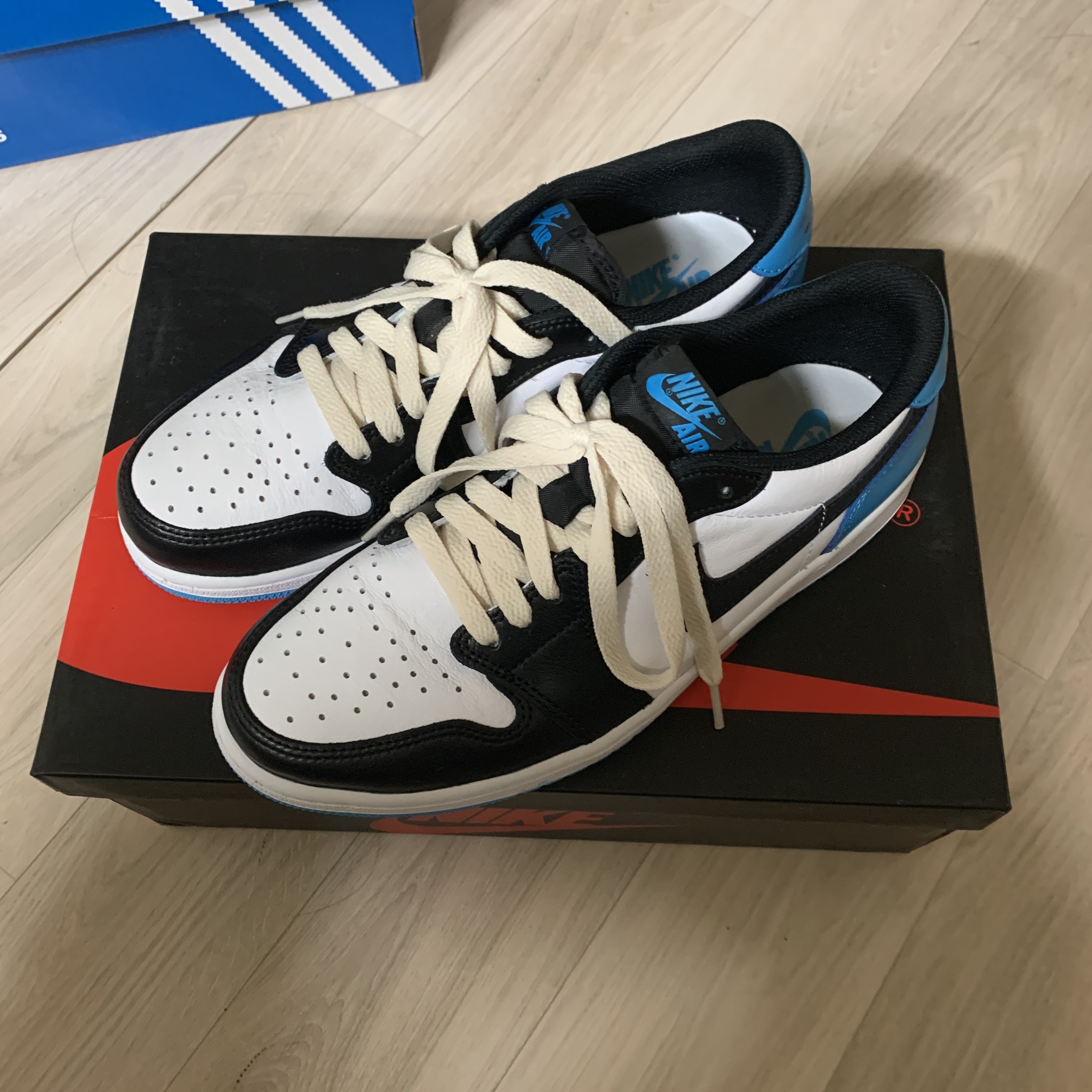 Jordan 1 Retro Low OG Black and Dark Powder Blue 착용 스타일