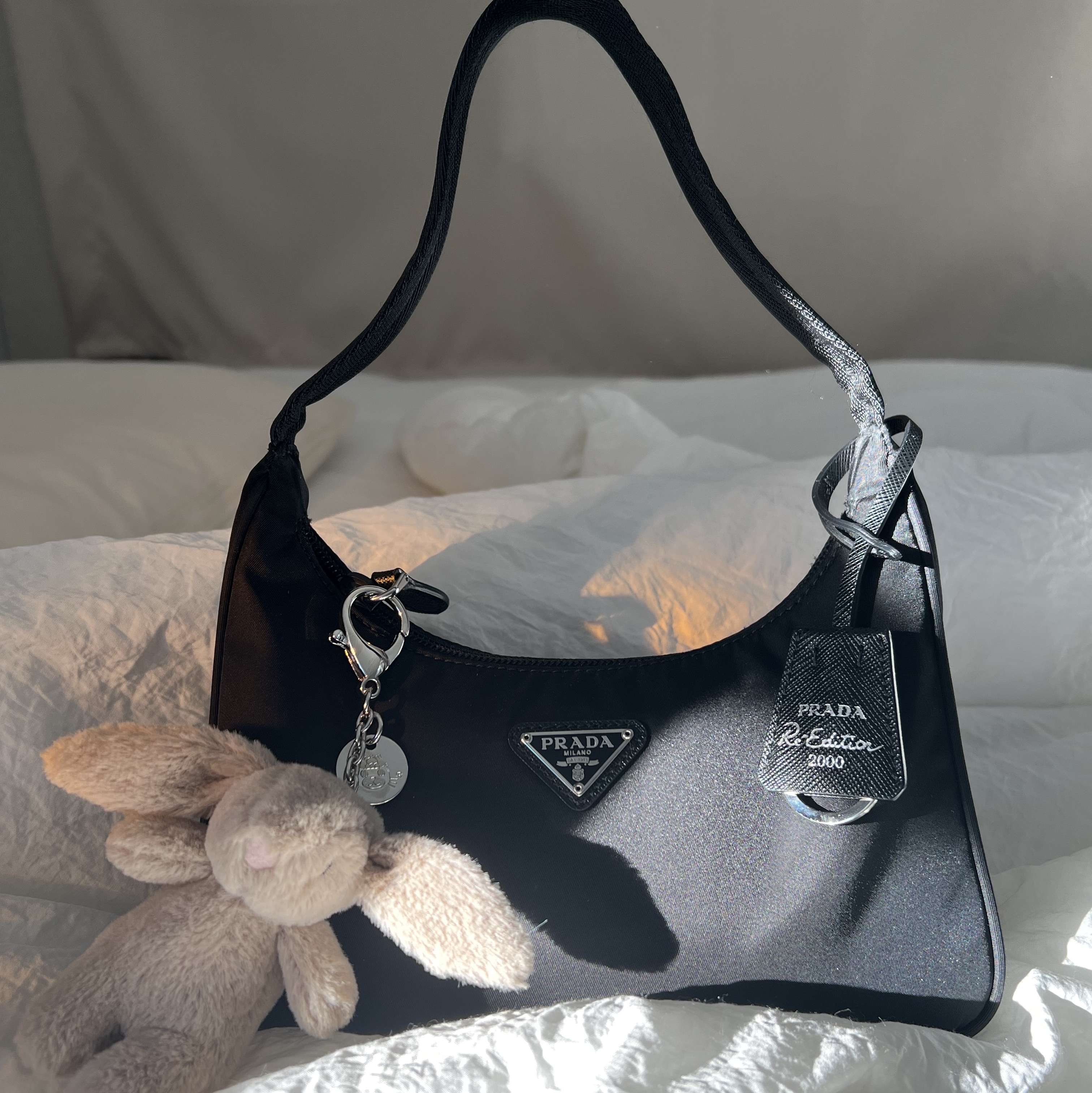 Jellycat Bashful Bunny Bag Charm Beige, Prada Re-Edition 2000 Re-Nylon Mini Shoulder Bag Black 착용 스타일