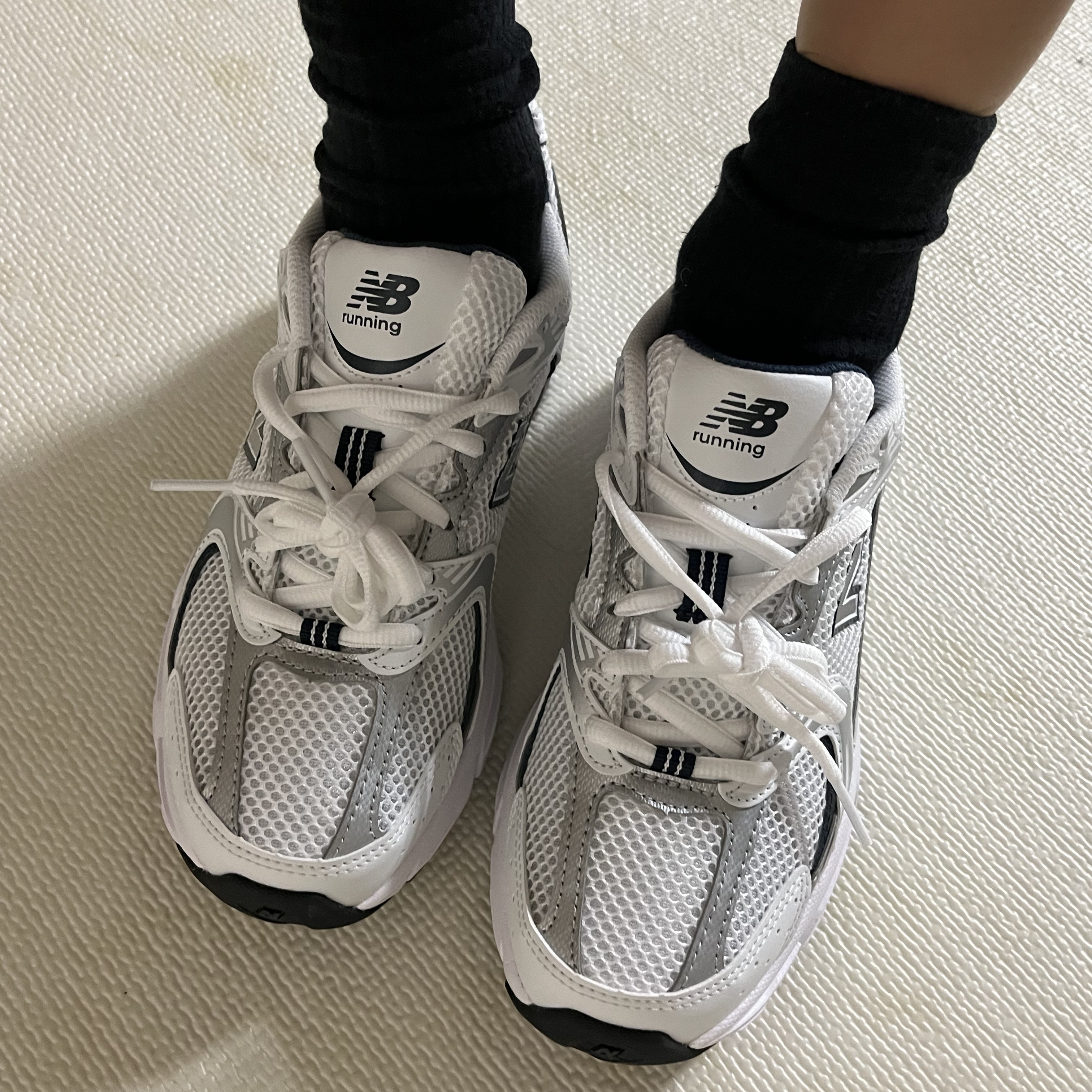 New Balance 530 White 착용 스타일 - 1