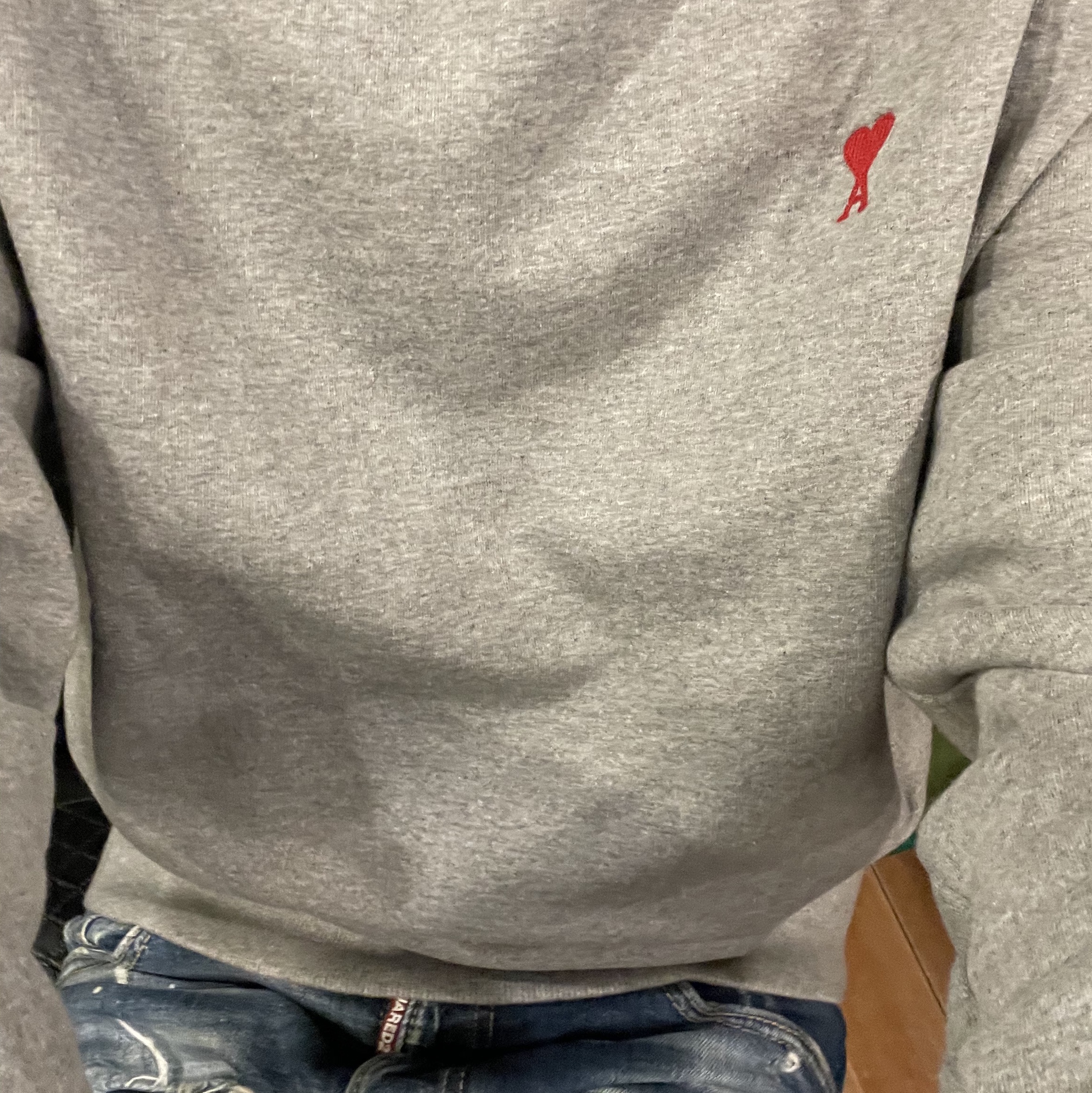 AMI de Coeur Sweatshirt Heather Grey 착용 스타일