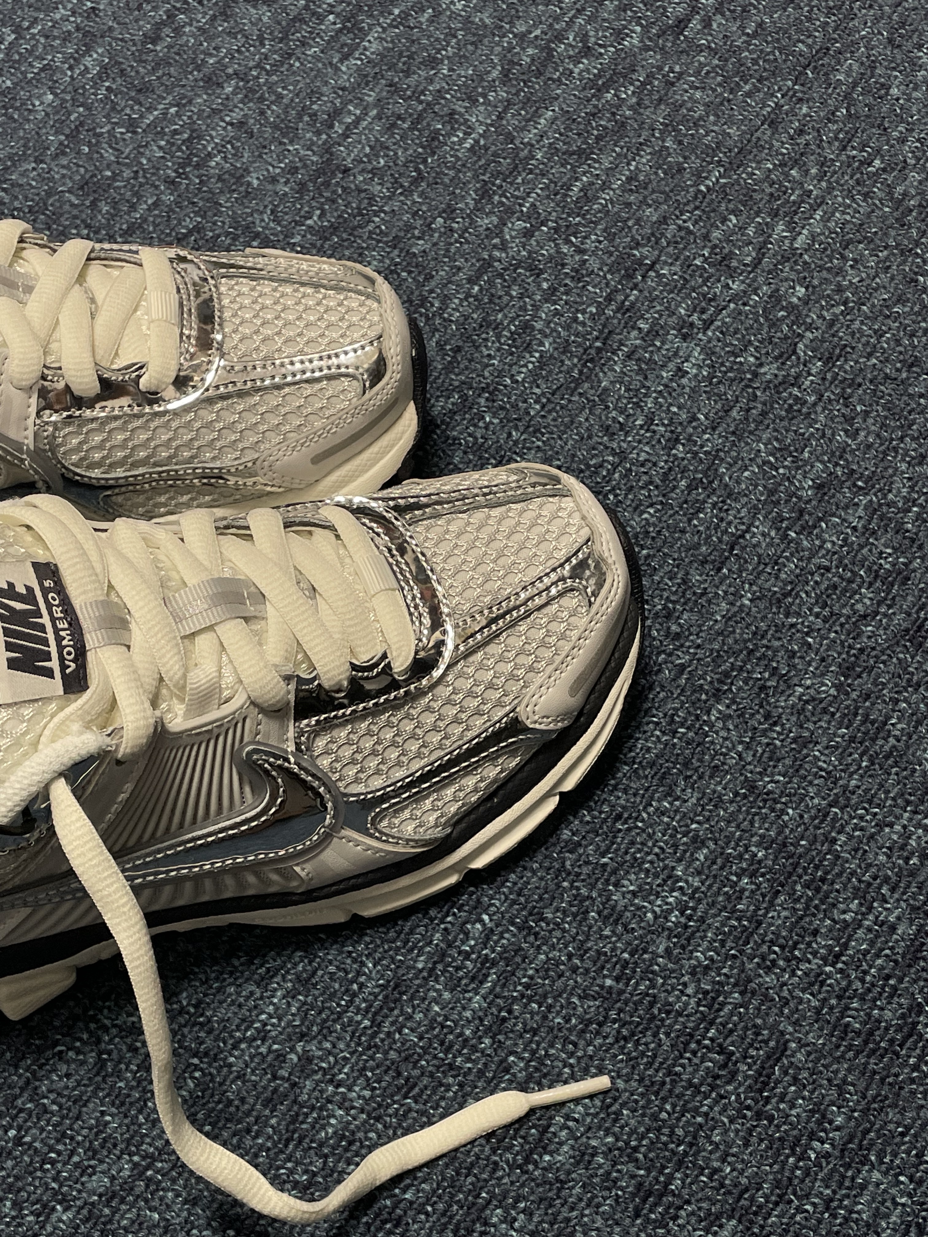 (W) Nike Zoom Vomero 5 Photon Dust and Metallic Silver 착용 스타일