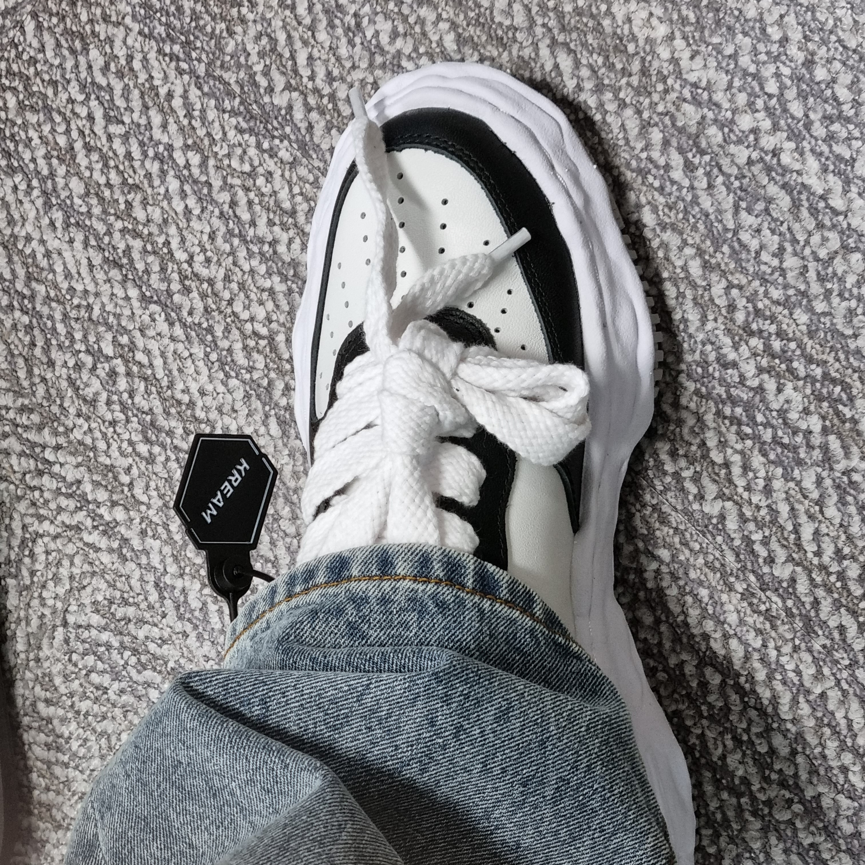 Maison Mihara Yasuhiro Wayne OG Sole Leather Low-top Sneakers Black White 착용 스타일