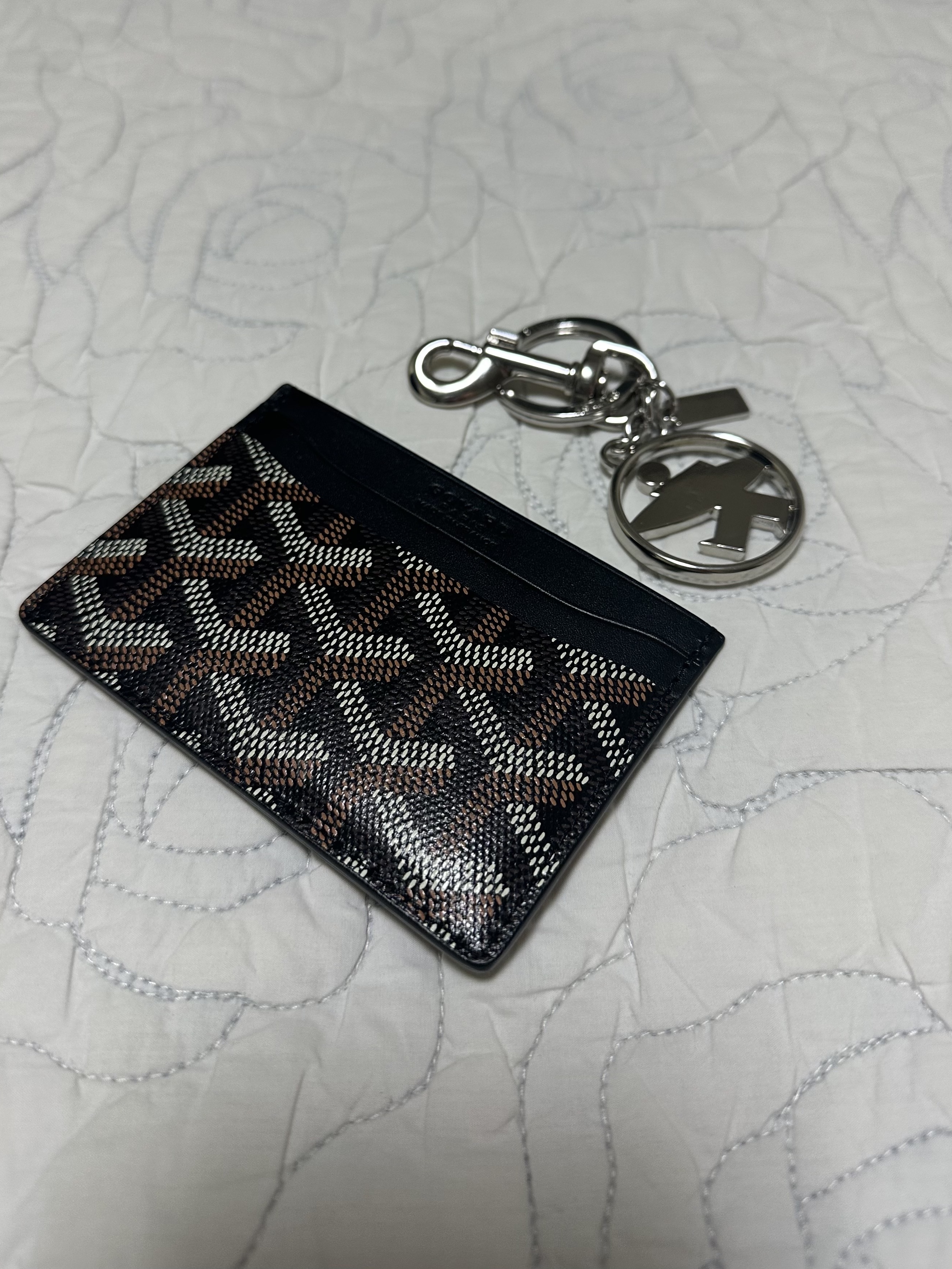 Stussy Surfman Keychain Silver, Goyard Saint Sulpice Card Holder Black 착용 스타일