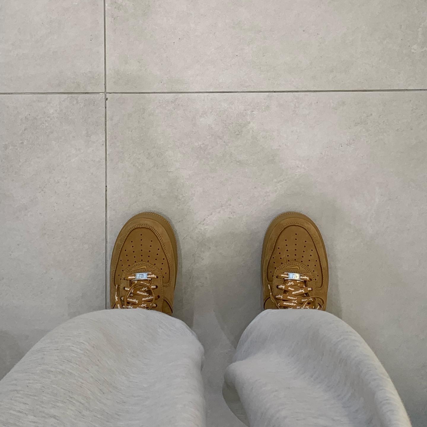 Nike x Supreme Air Force 1 Low Flax 착용 스타일 - 3