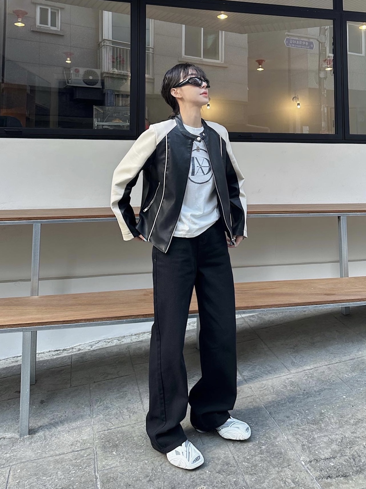 (W) Balenciaga Tyrex Sneakers Black White, Balenciaga Swift Oval Sunglasses Black 착용 스타일 - 3