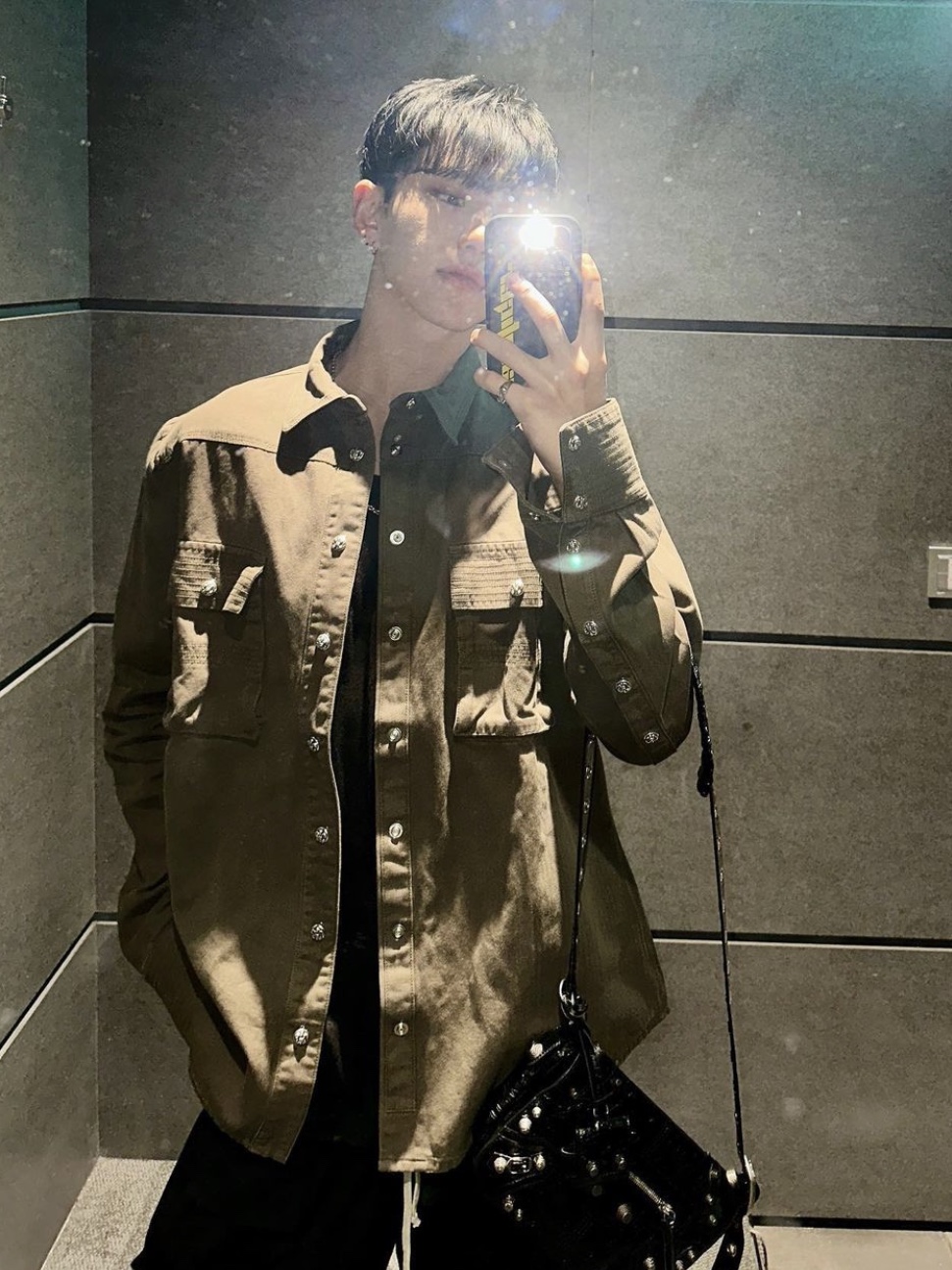 Balenciaga Arena Lambskin Aged Silver Hardware Le Cagole XS Flap Bag Black 착용 스타일