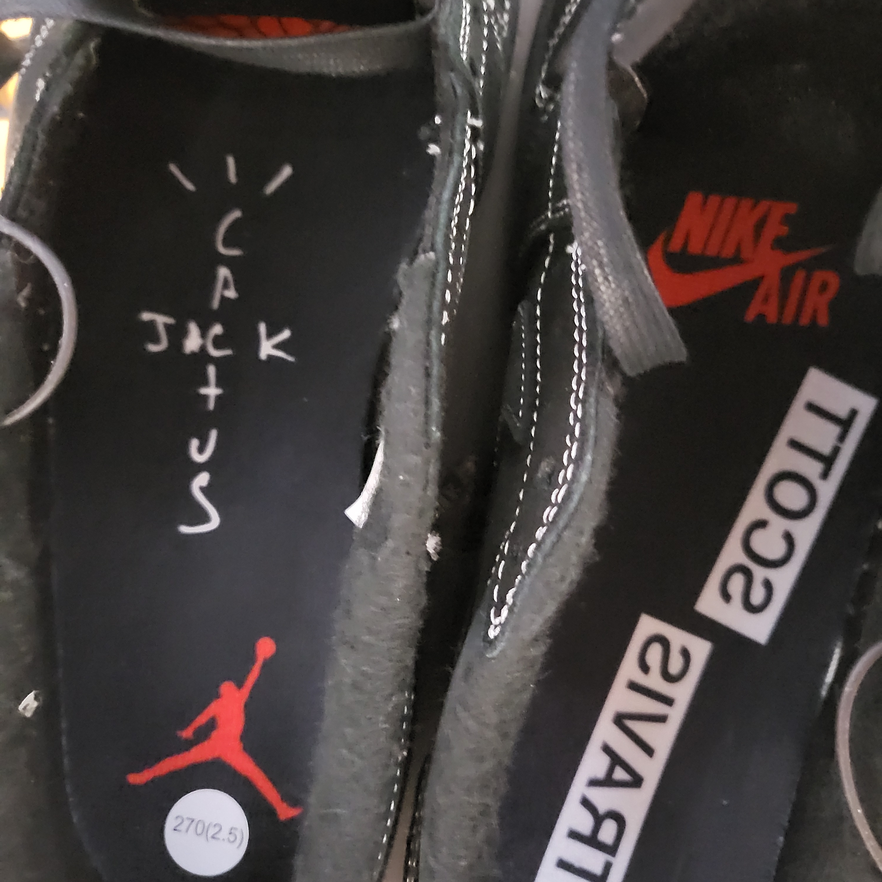 Jordan 1 x Travis Scott Retro Low OG SP Black Phantom 착용 스타일 - 3