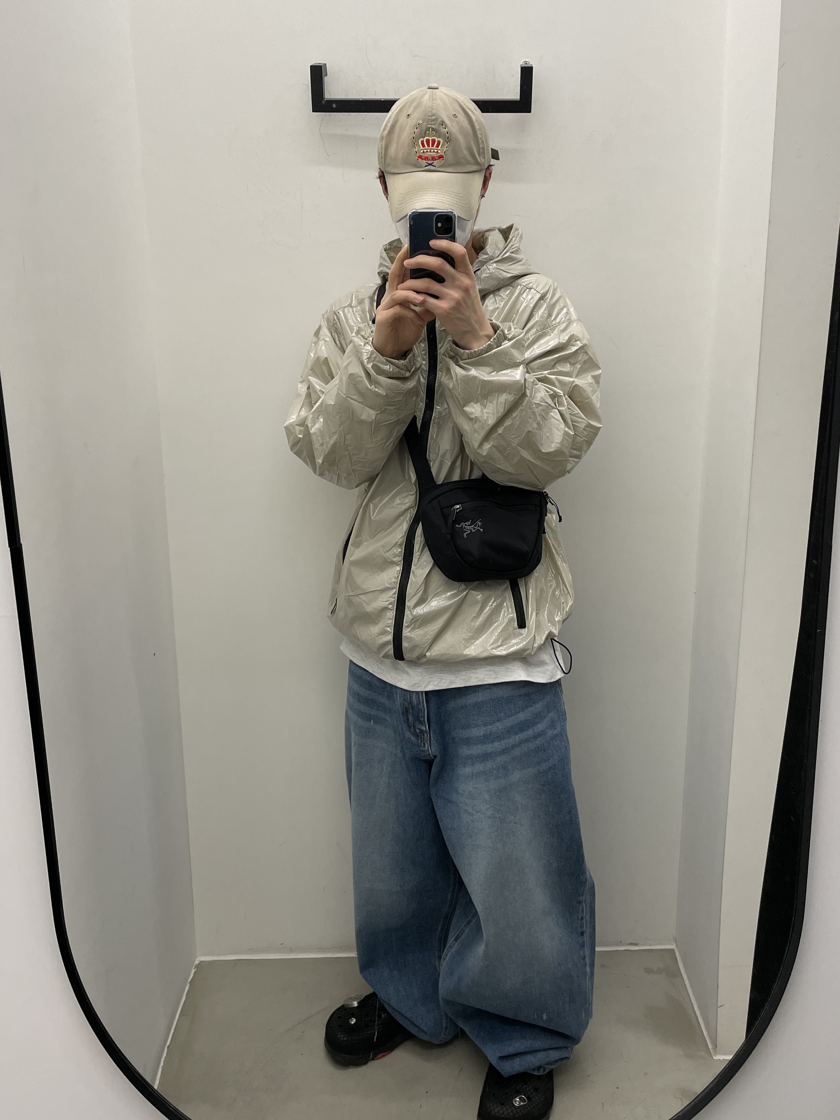 Arc'teryx Mantis 1 Waistpack Black, Crocs x Staple Classic All Terrain Clog Black 착용 스타일