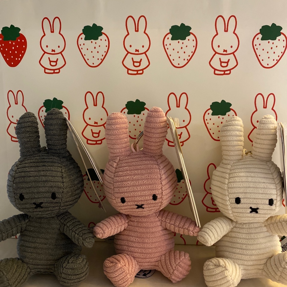 Miffy x Bon Ton Toys Miffy Keychain Corduroy Off White 착용 스타일