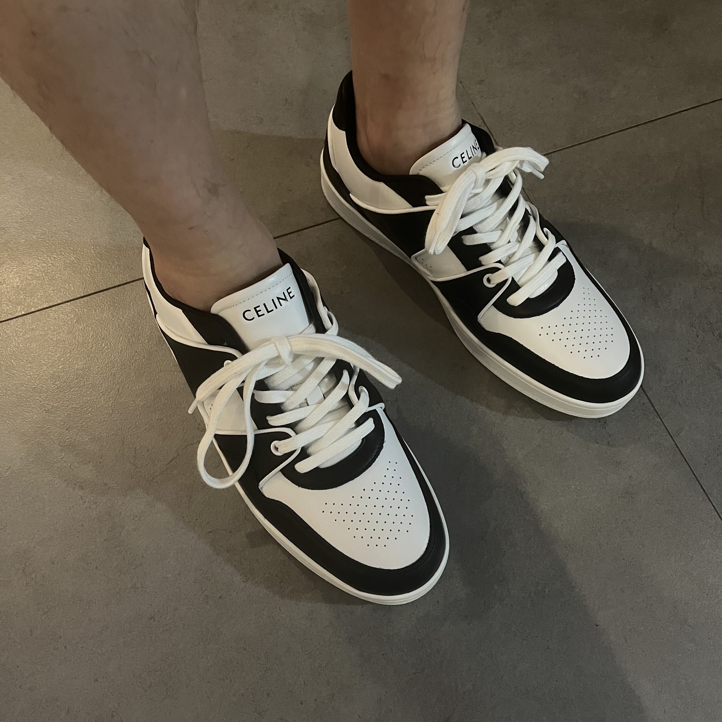 Celine CT-04 Low Lace Up Calfskin Sneakers Optic White Black 착용 스타일 - 2