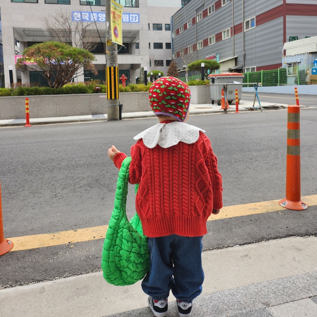 COS Quilted Mini Bag Bright Green 착용 스타일