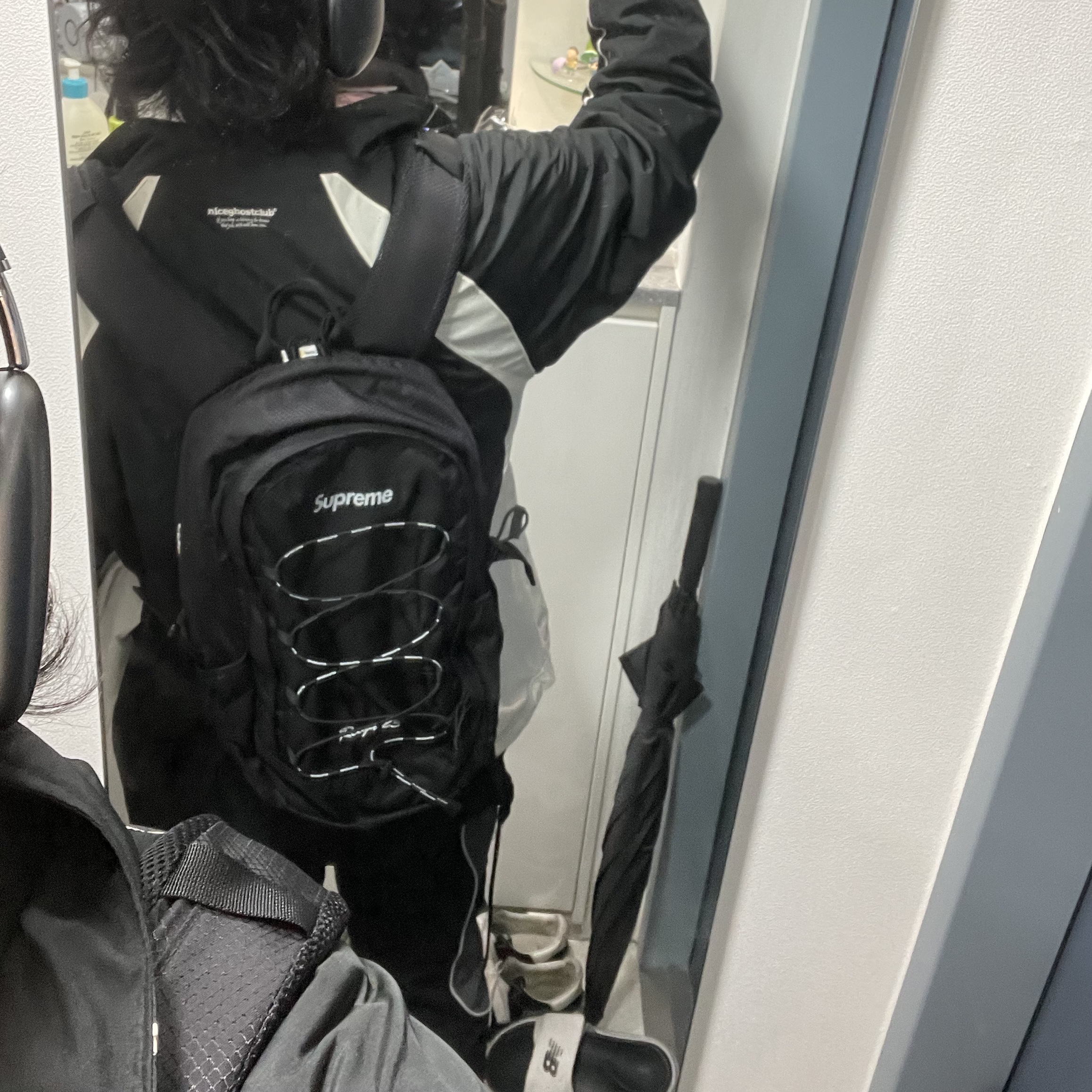 Supreme Backpack Black - 22SS 착용 스타일