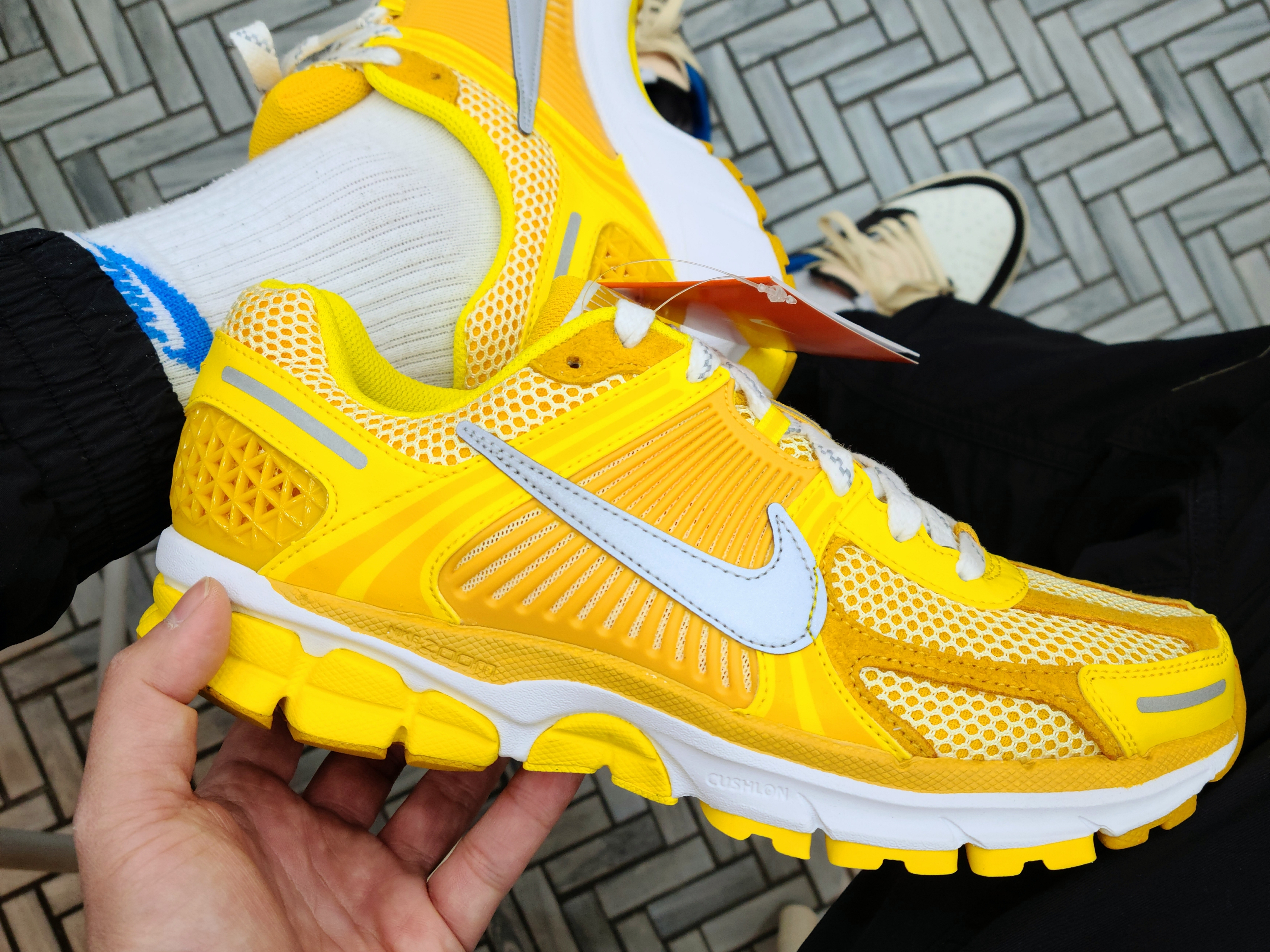 Nike Zoom Vomero 5 Yellow Ochre 착용 스타일