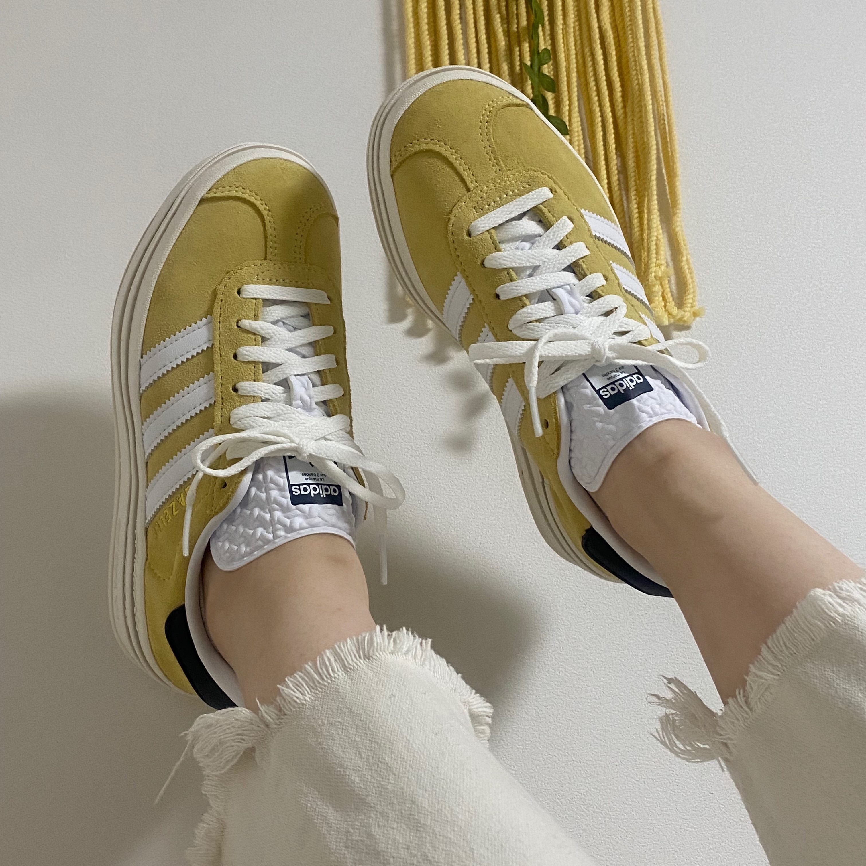 (W) Adidas Gazelle Bold Almost Yellow Cloud White 착용 스타일 - 1