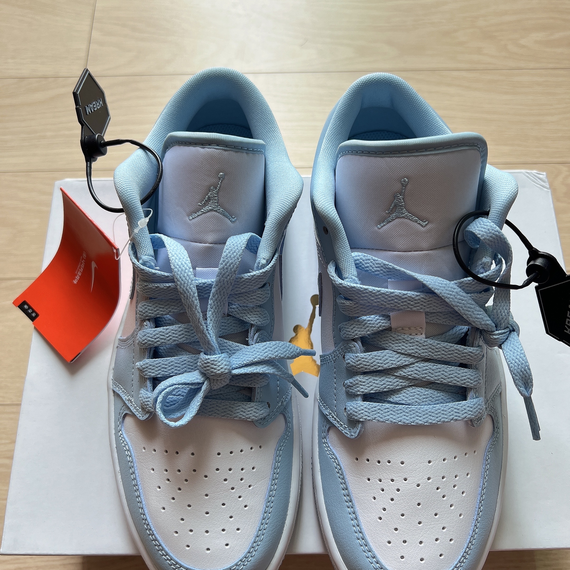 (W) Jordan 1 Low White Ice Blue, (GS) Nike Court Borough 2 SE White Pink Foam 착용 스타일 - 2