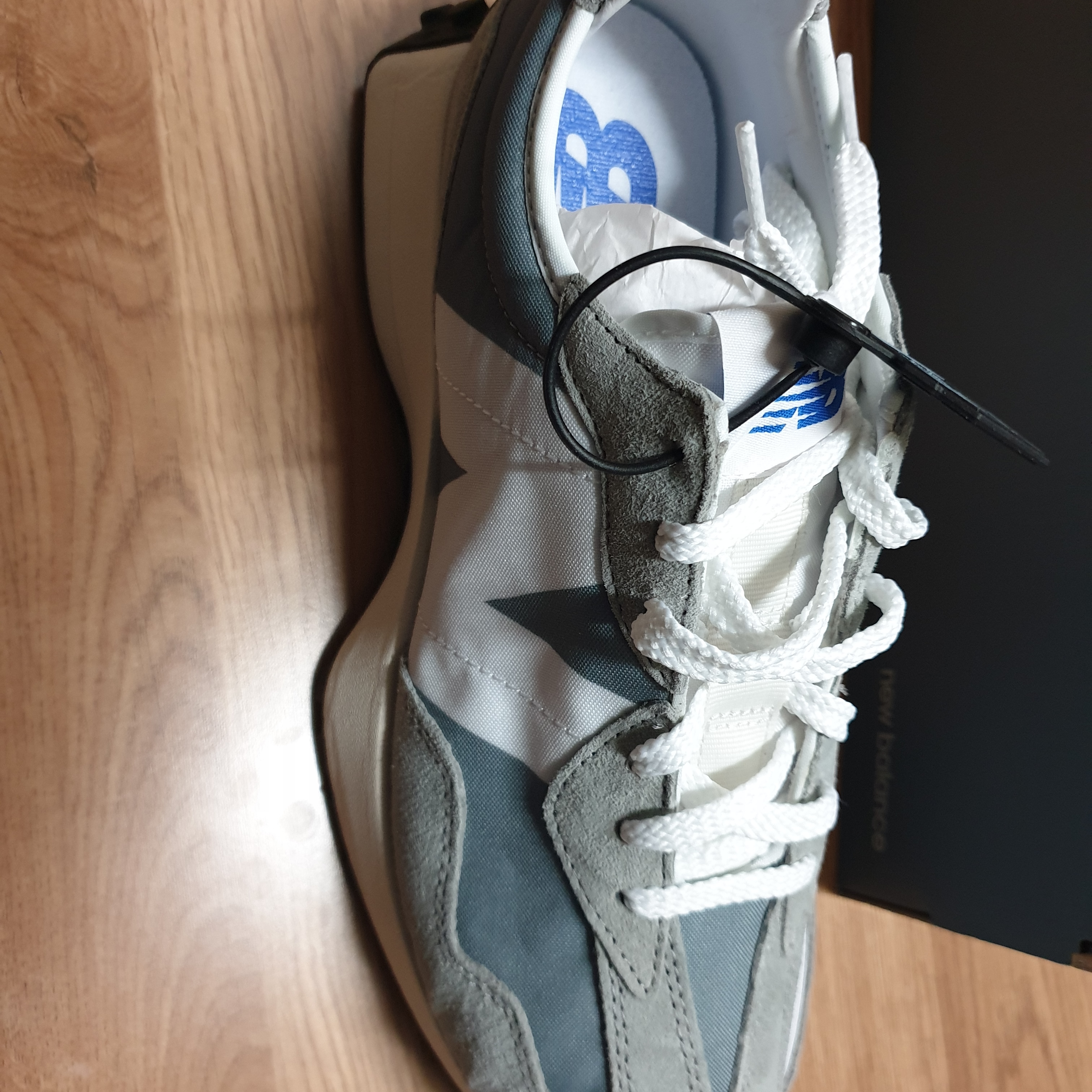 New Balance 327 Grey 착용 스타일
