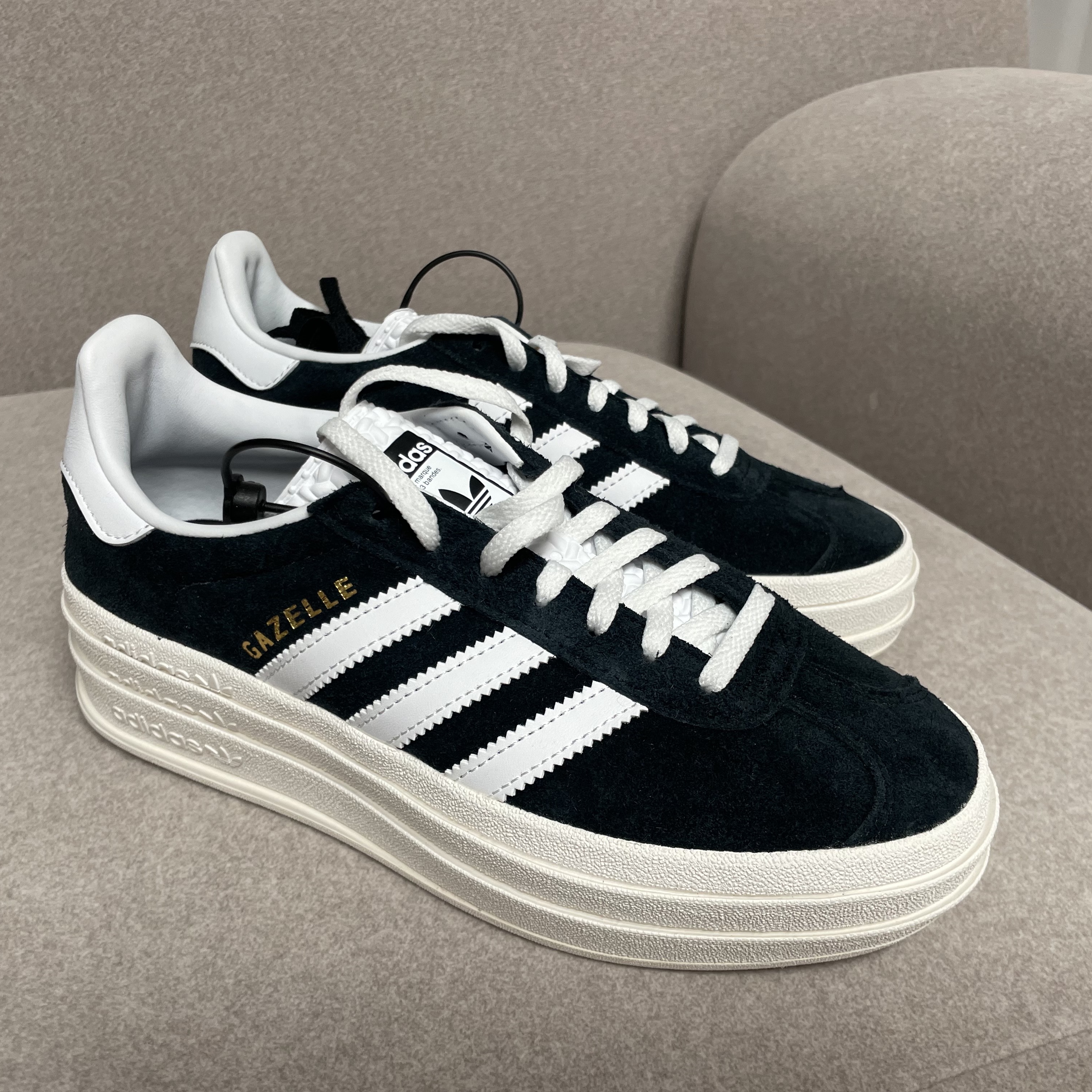 (W) Adidas Gazelle Bold Core Black Cloud White 착용 스타일 - 1