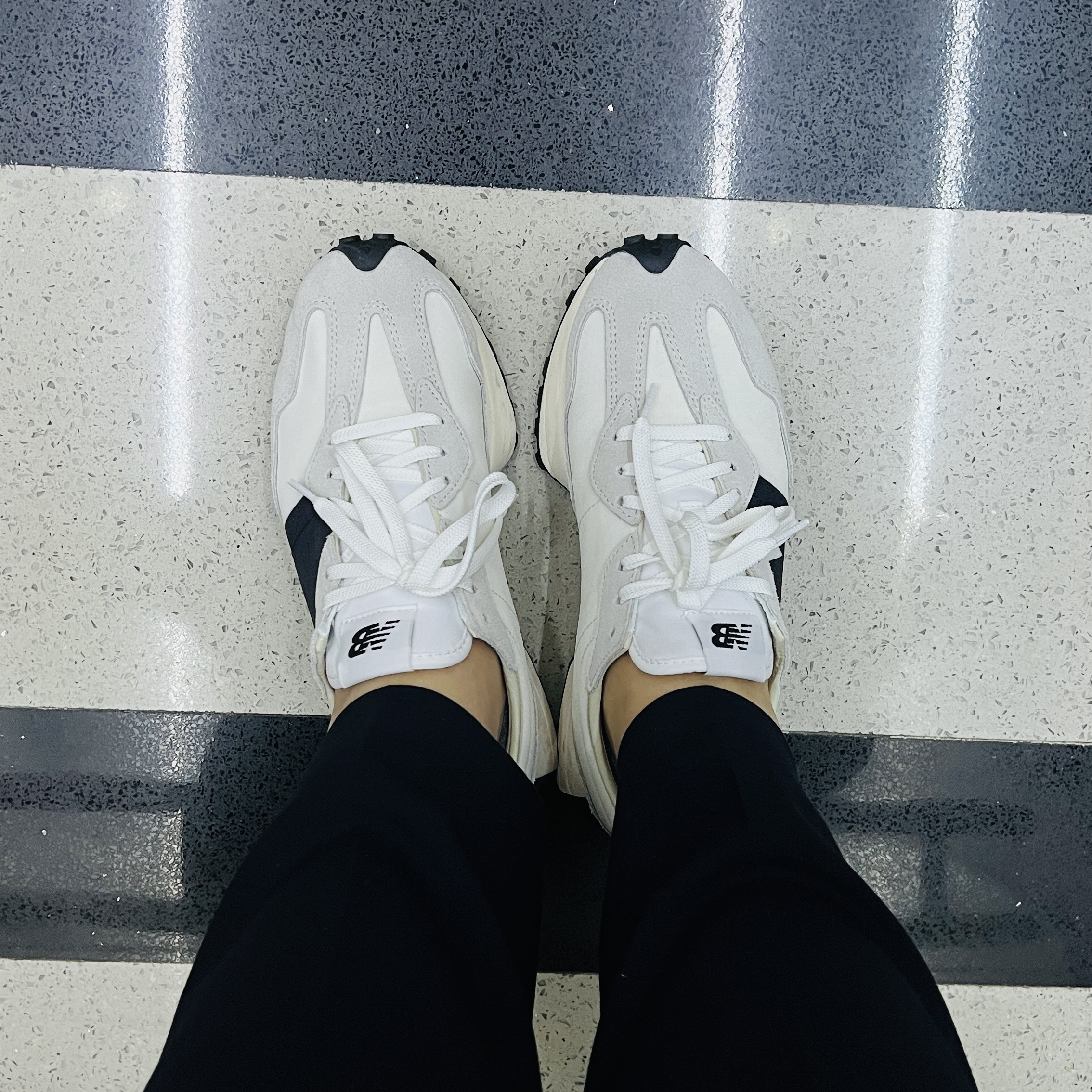 New Balance 327 White Black 착용 스타일
