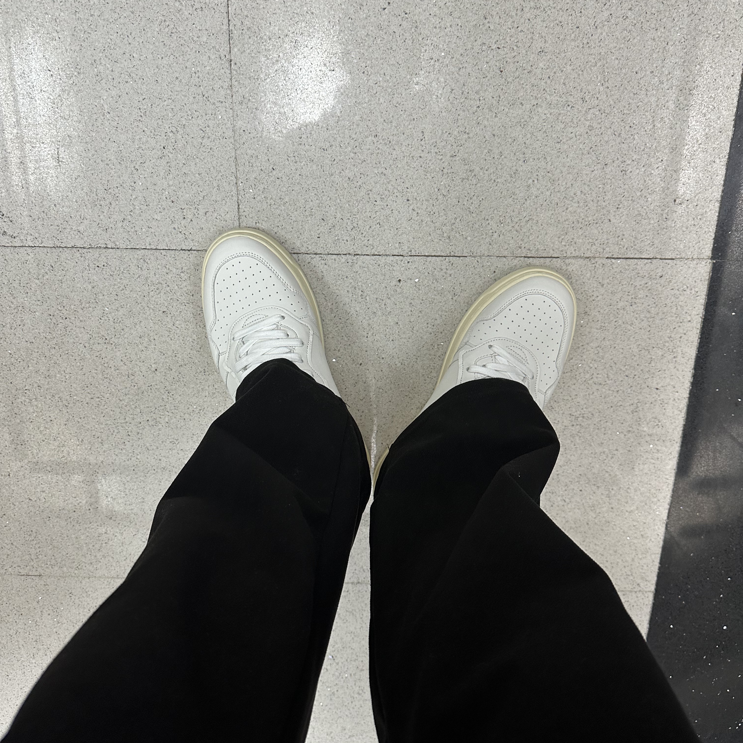Autry Medalist Low Goatskin Sneakers White 착용 스타일 - 2