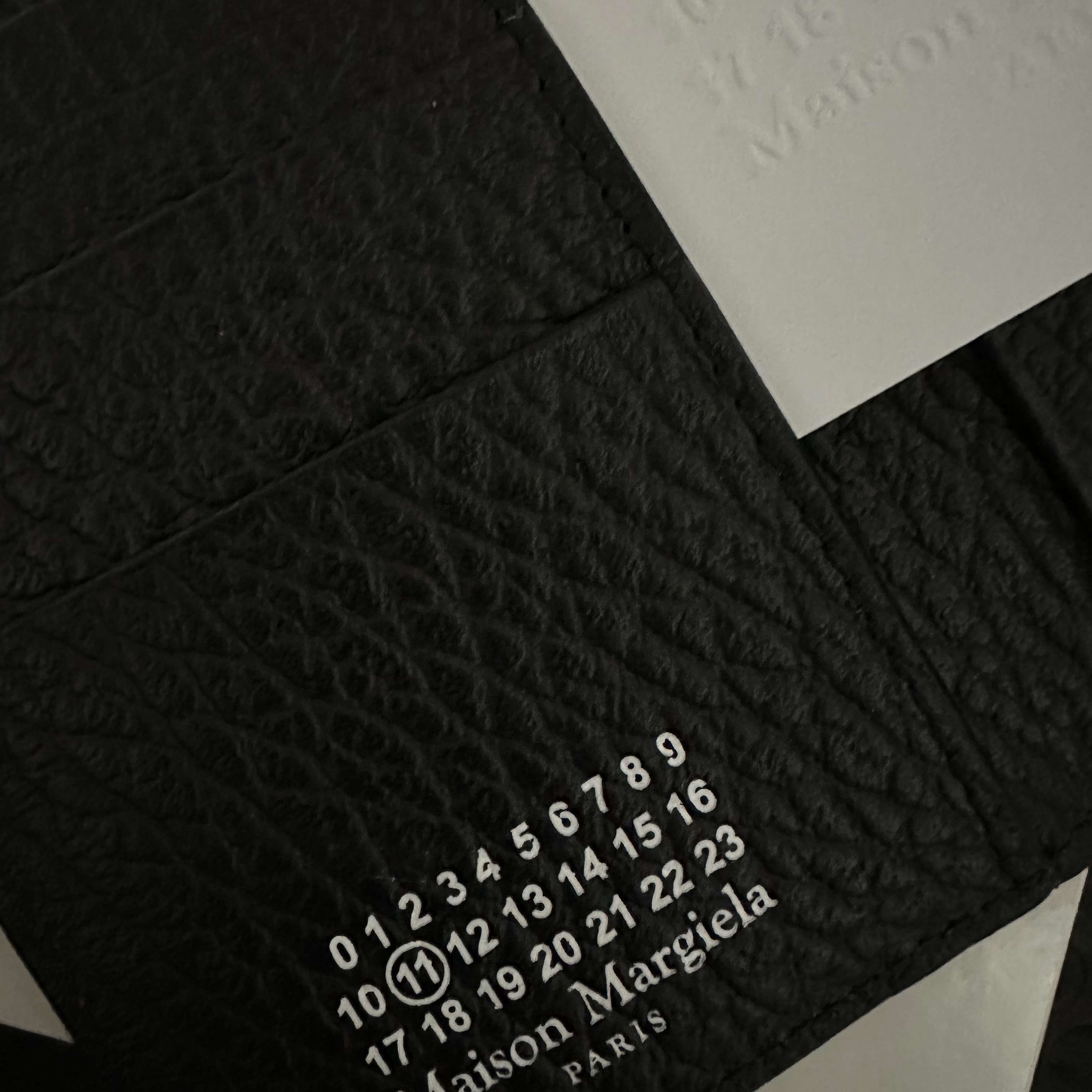 Maison Margiela Bovine Leather Card Holder Black 착용 스타일