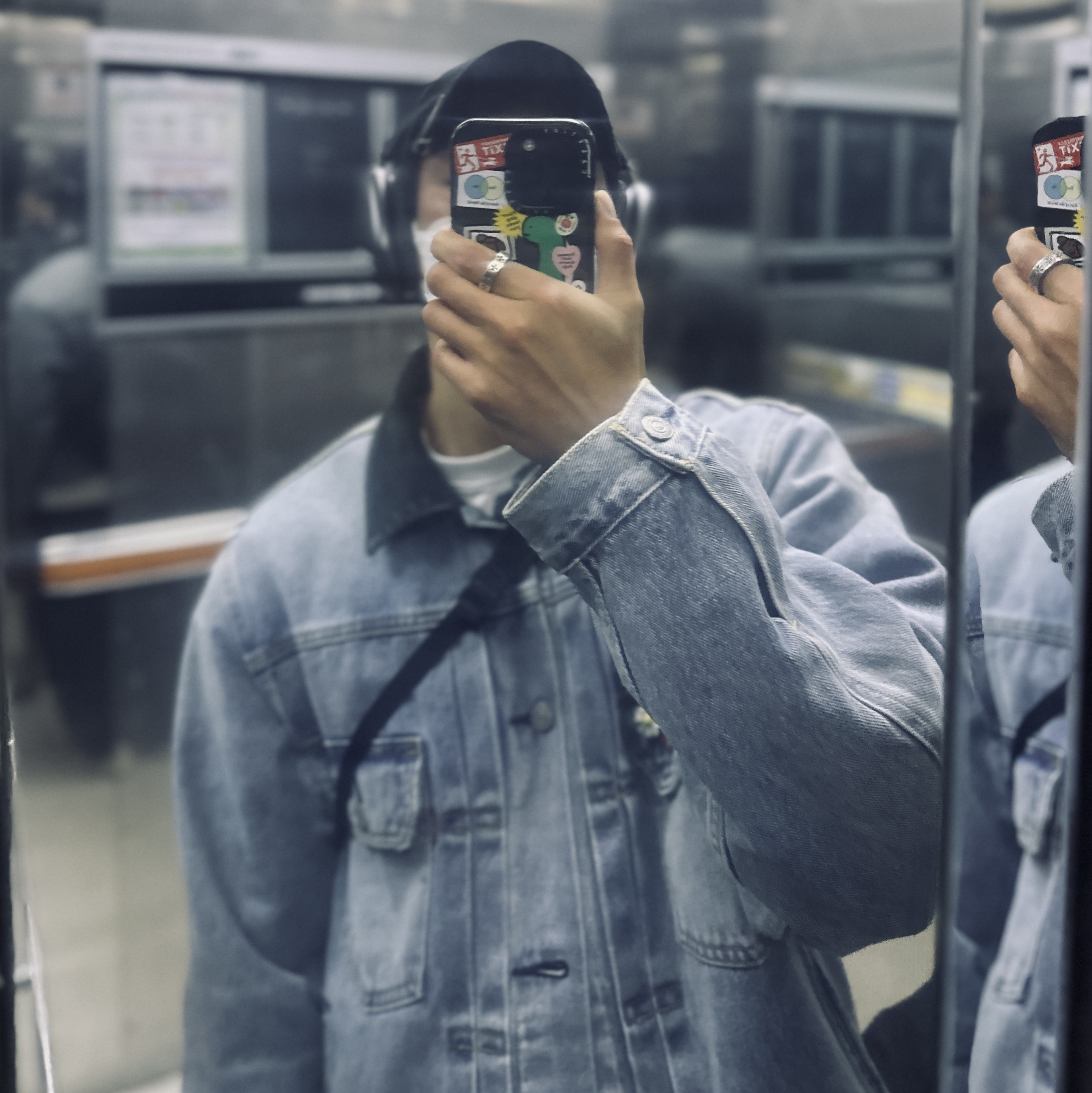 Stussy x Levi's Embossed Trucker Jacket Indigo, Arc'teryx Heliad 15 Backpack Black 착용 스타일 - 1