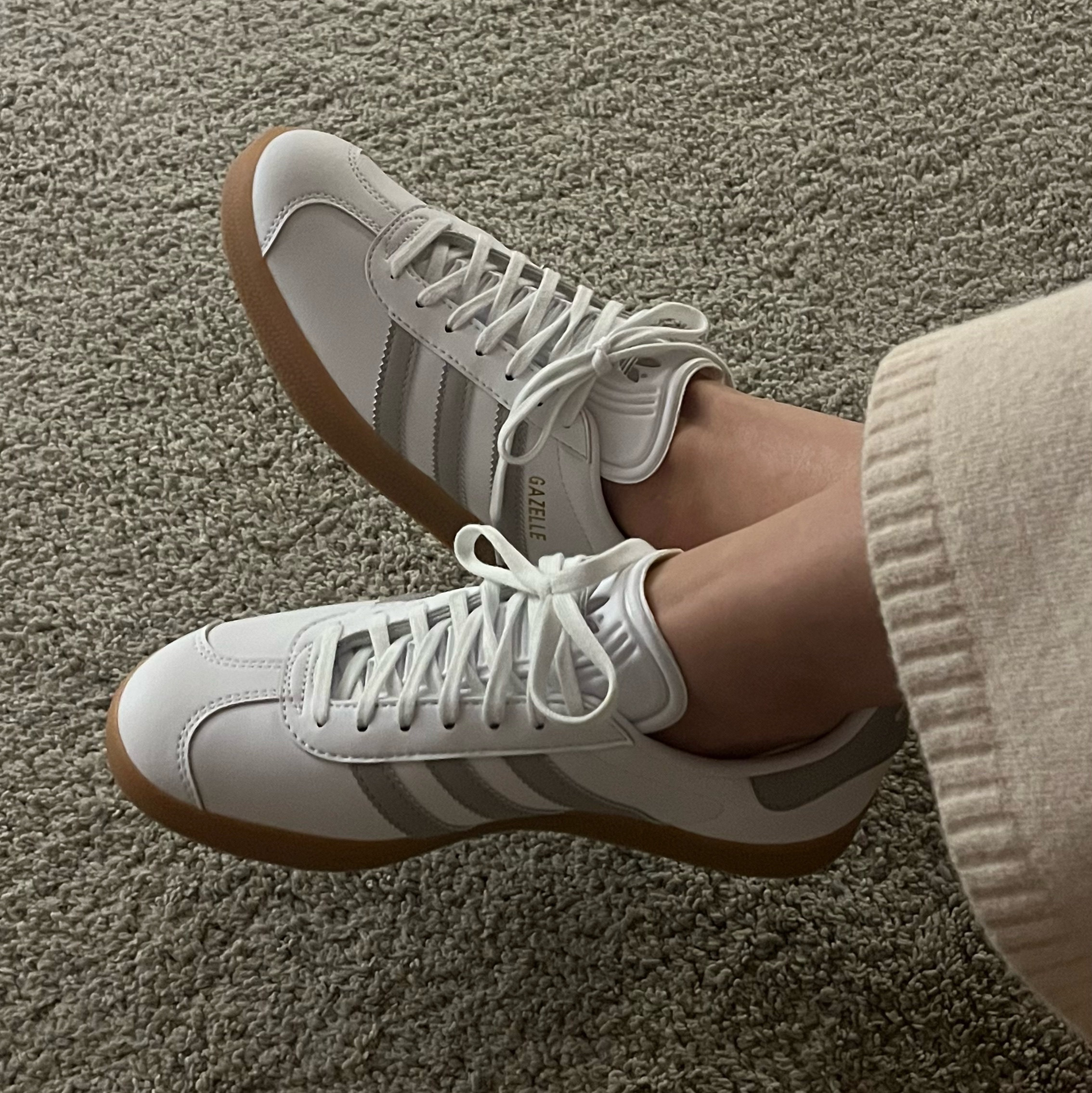 Adidas Gazelle White Grey 착용 스타일