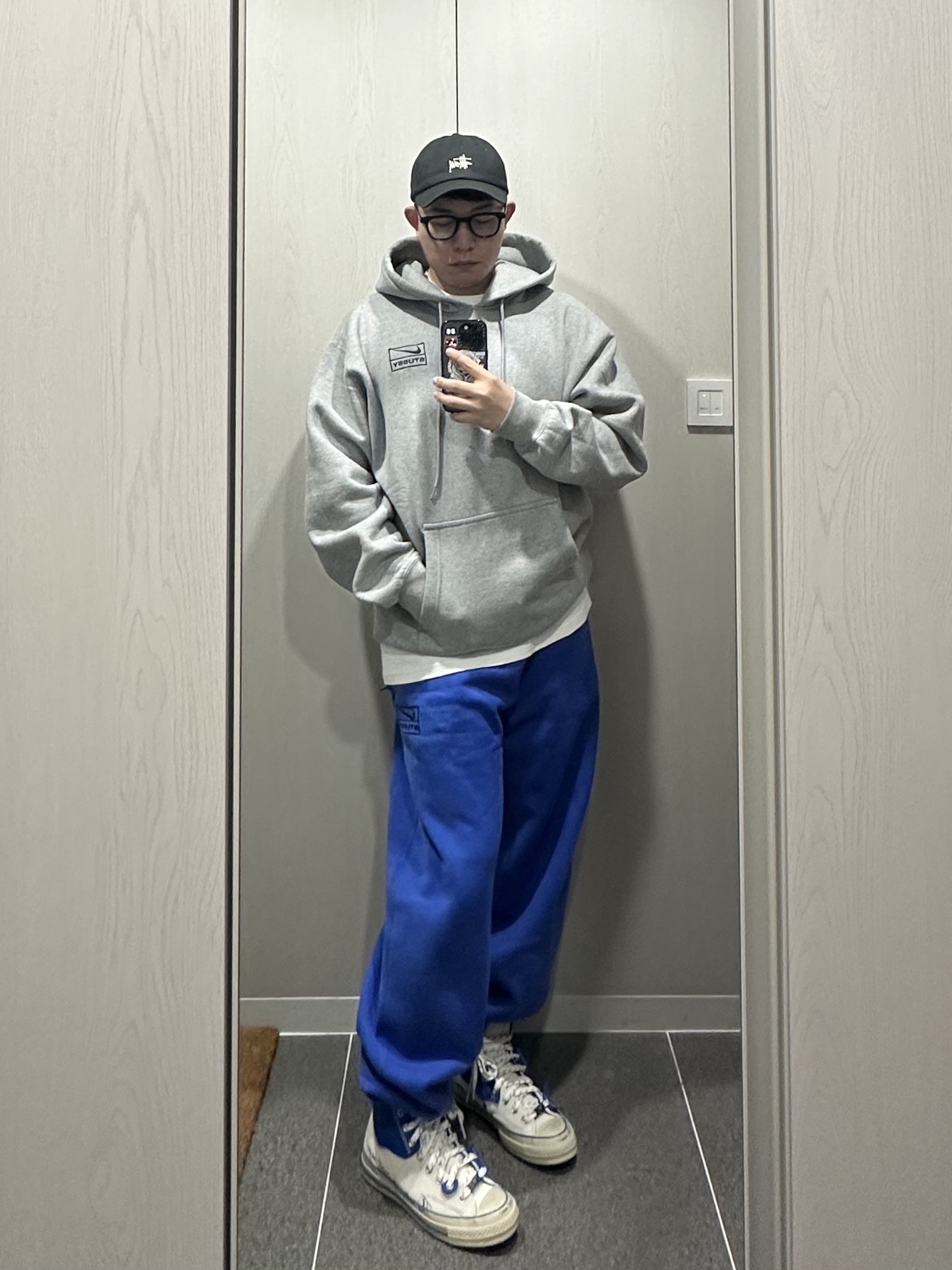 Nike x Stussy NRG RA Pullover Hoodie Dark Grey Heather (DJ9488-063), Nike x Stussy NRG Acid Washed Fleece Pants Game Royal (DR4025-480) 착용 스타일