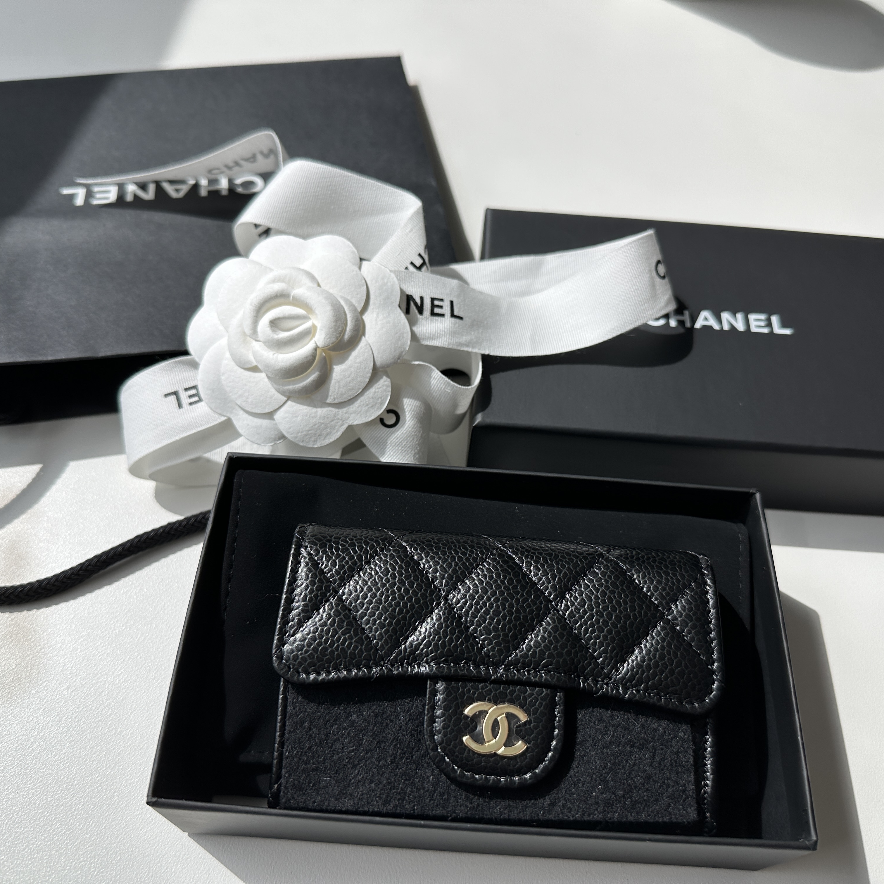 Chanel Classic Card Holder Grained Calfskin & Gold Black 착용 스타일