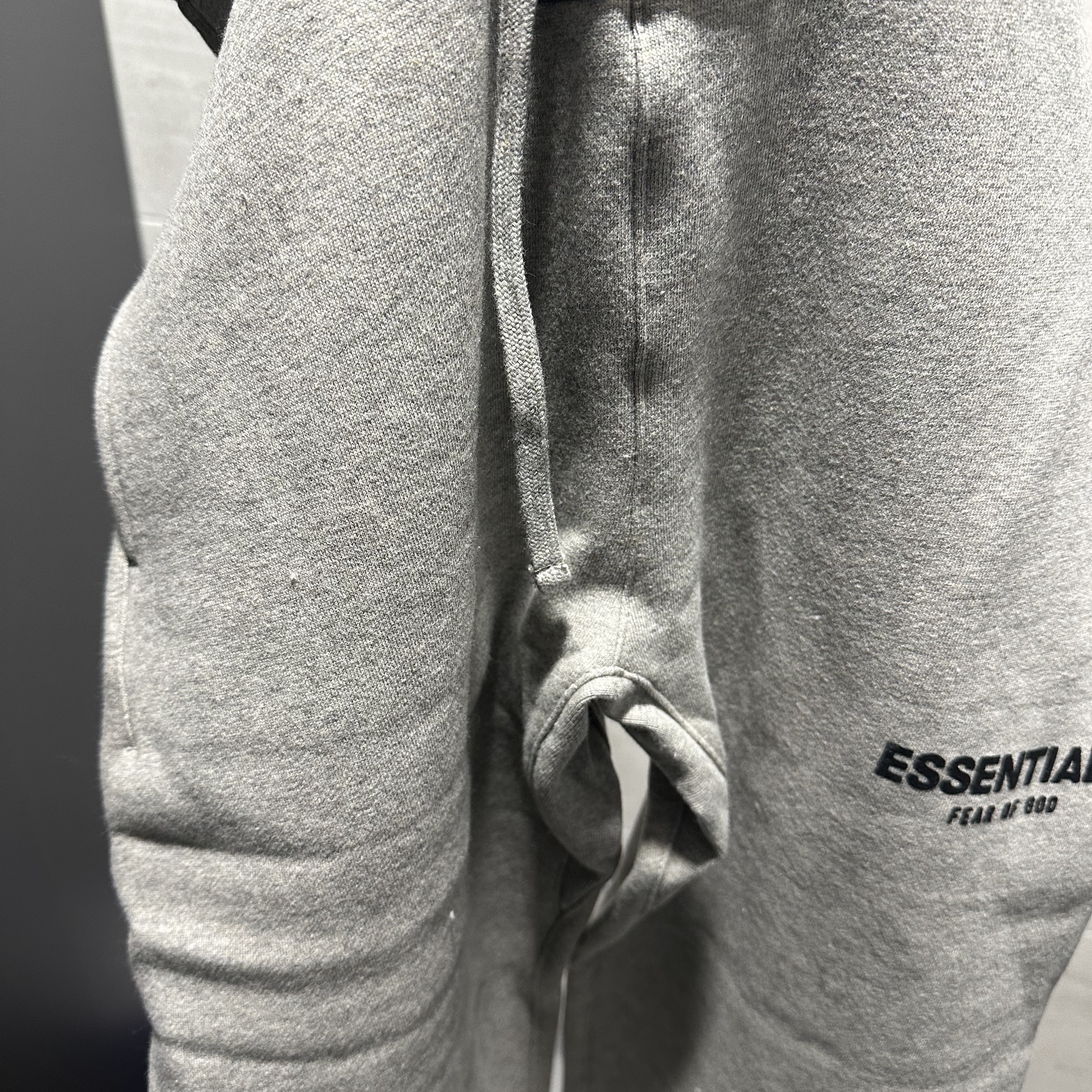 Essentials The Core Collection Relaxed Sweatpants Dark Oatmeal 착용 스타일 - 1