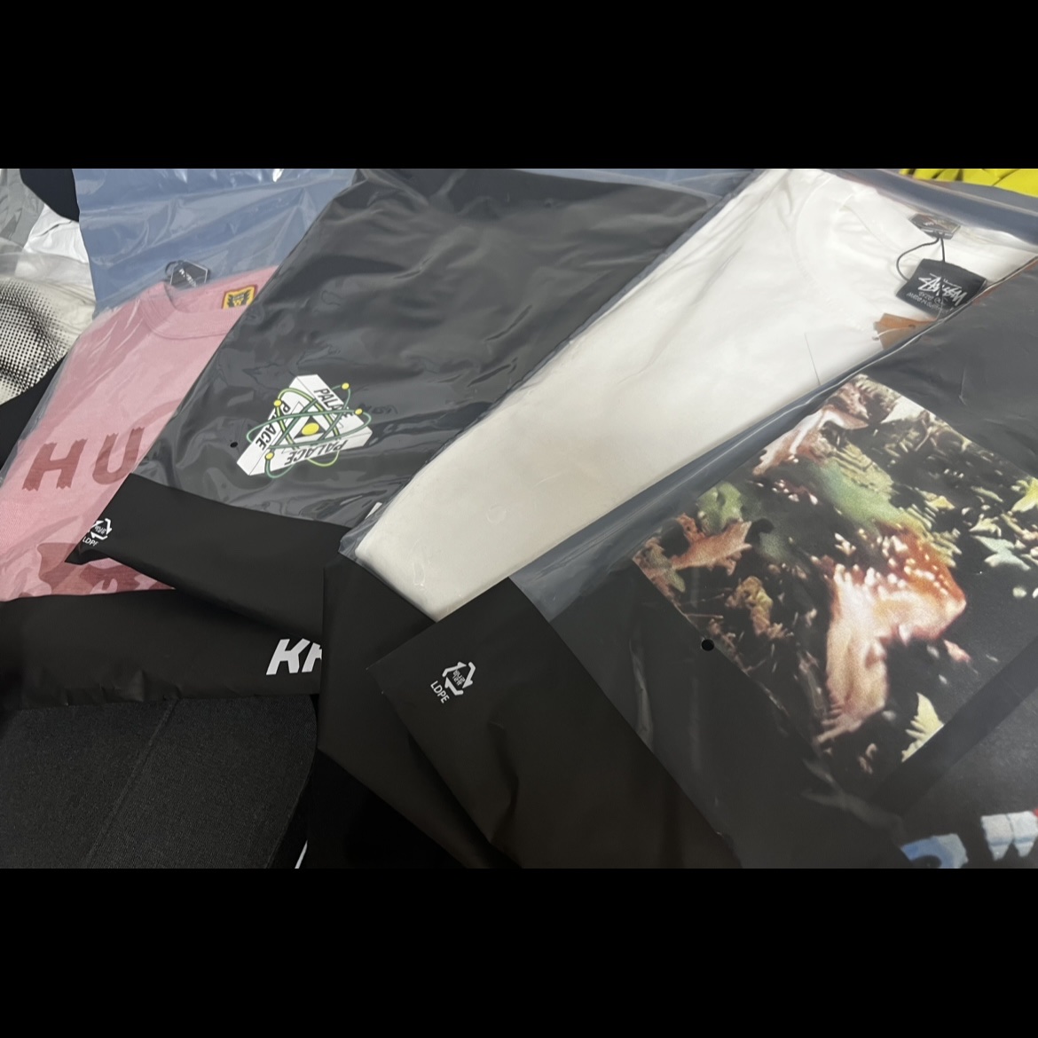 Supreme x Comme des Garcons Junya Watanabe Man Nature T-Shirt Black - 21FW, Stussy x Our Legacy Work Shop Surf Skull Pigment Dyed T-Shirt Natural 착용 스타일