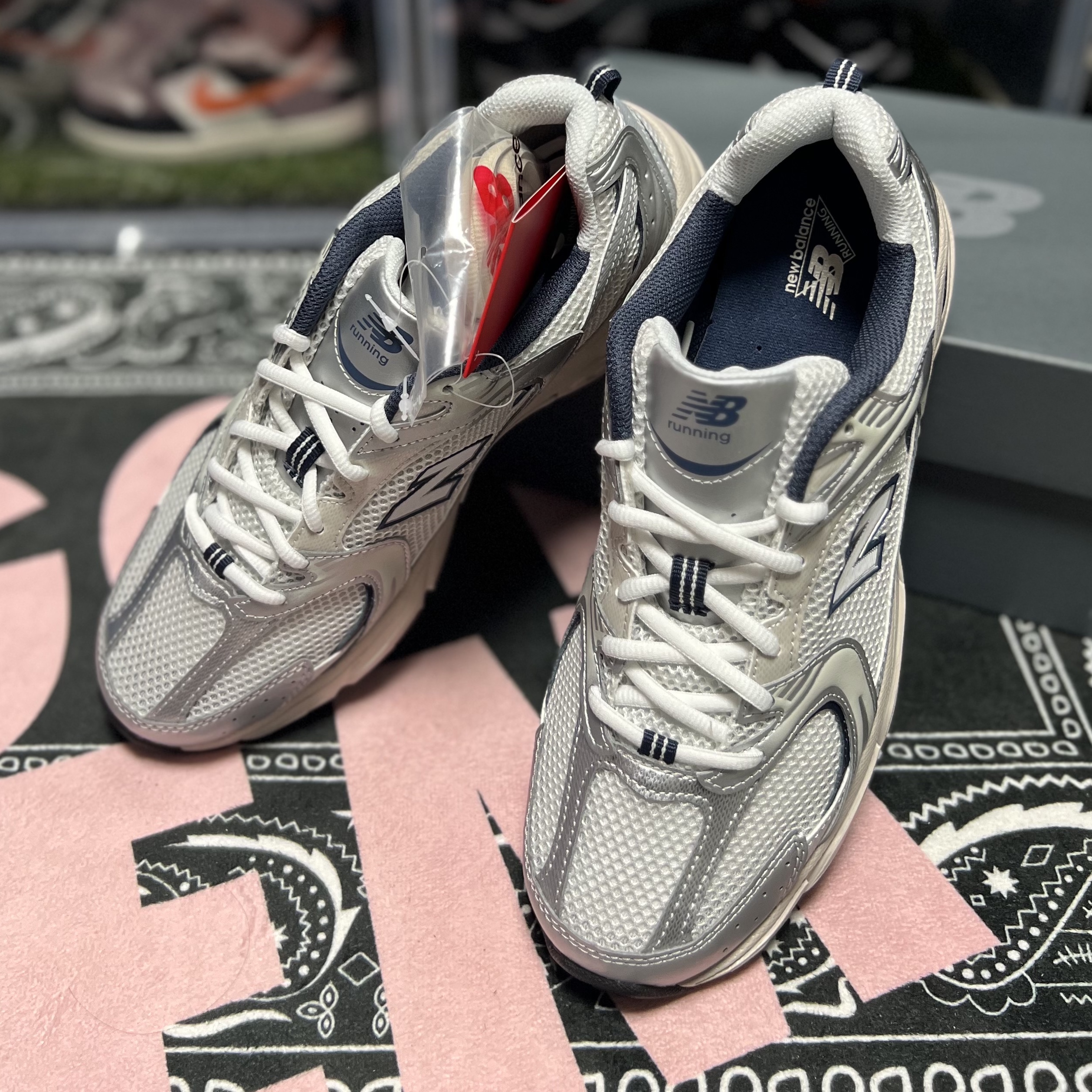 New Balance 530 Steel Grey 착용 스타일 - 2