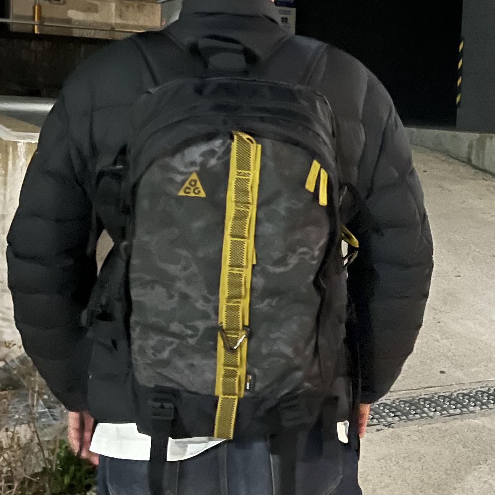 Nike ACG Karst Backpack Black Peat Moss 착용 스타일